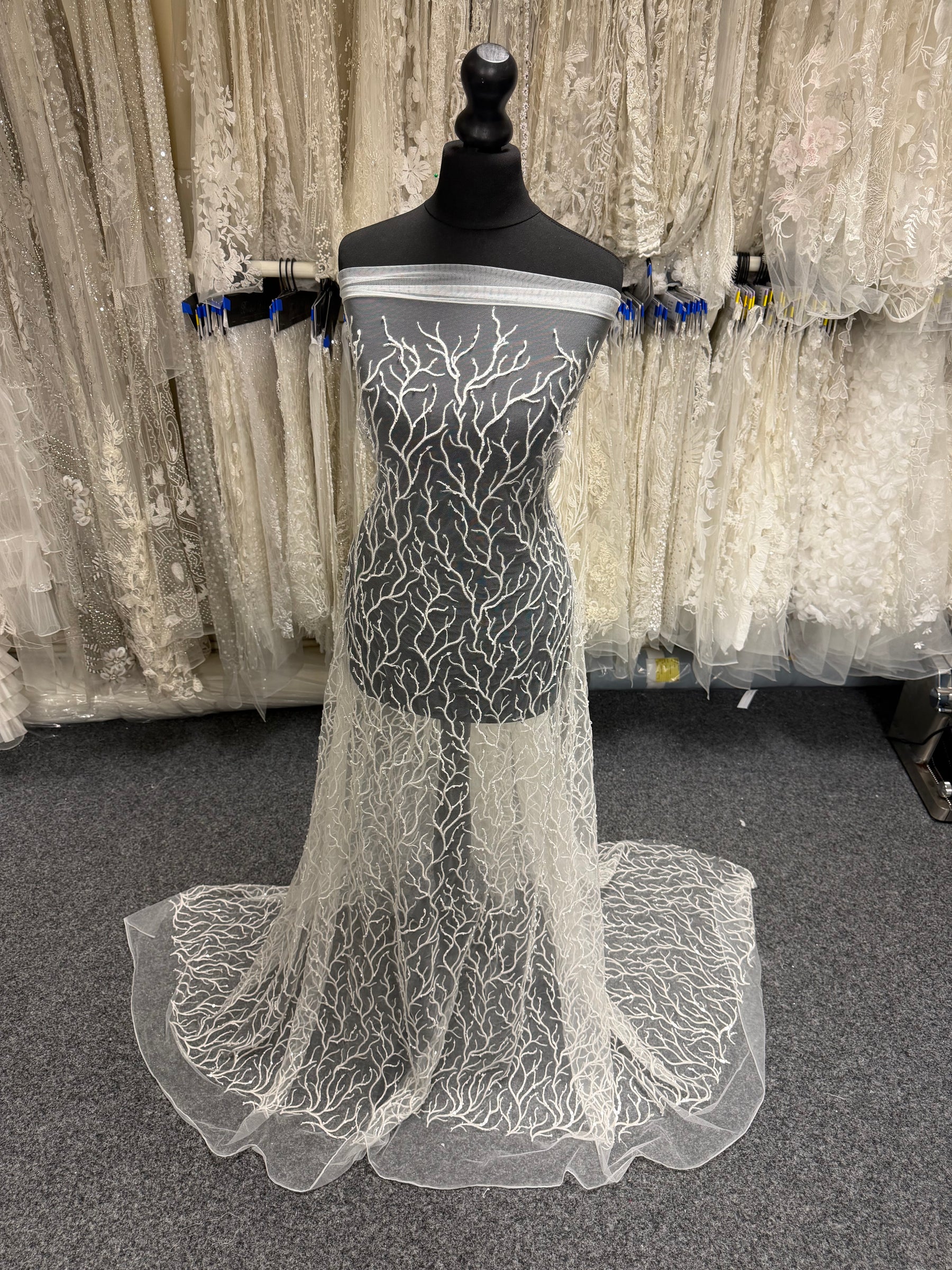 Tulle brodé de perles ivoire - EB1037