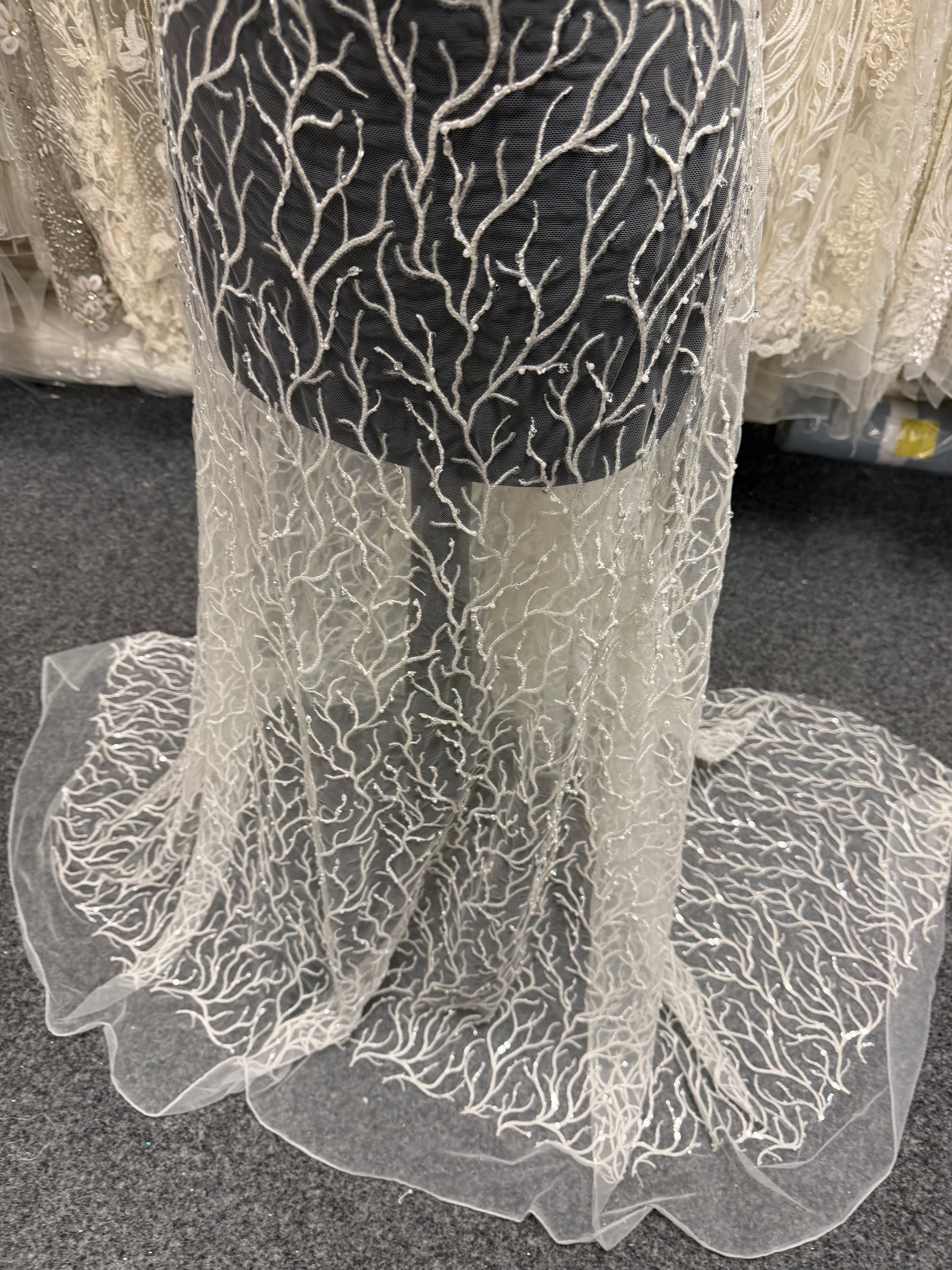 Tulle brodé de perles ivoire - EB1037