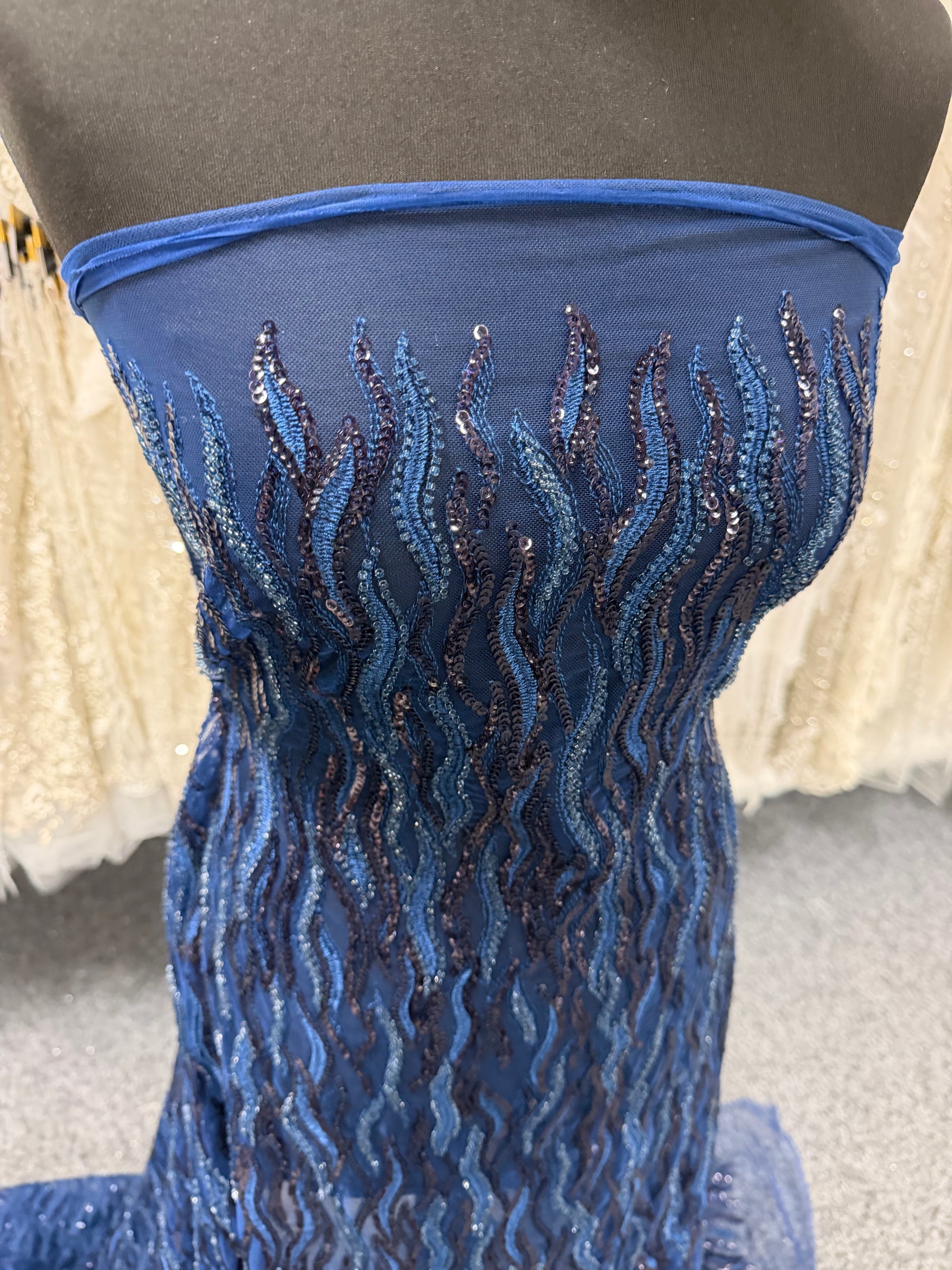 Tulle bleu marine brodé de perles - EB1089