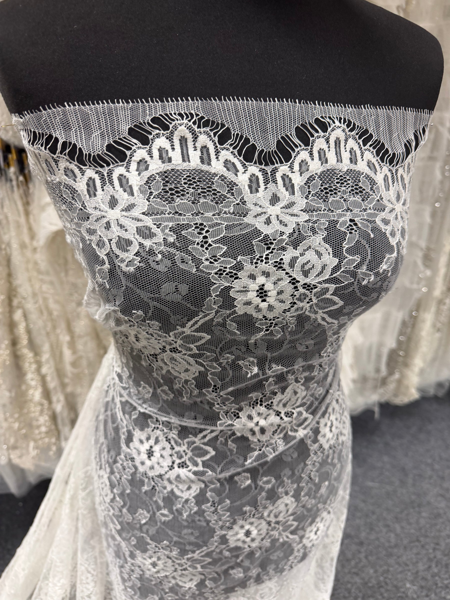 Dentelle Chantilly ivoire - P726