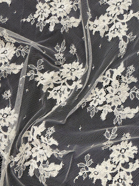 Ivory Chantilly Lace - P292