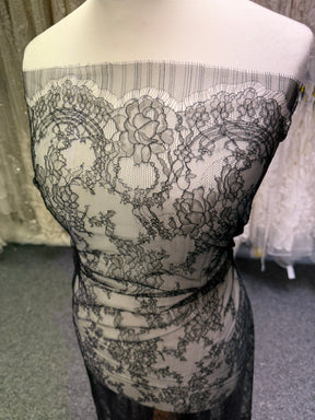Dentelle Chantilly noire - P725