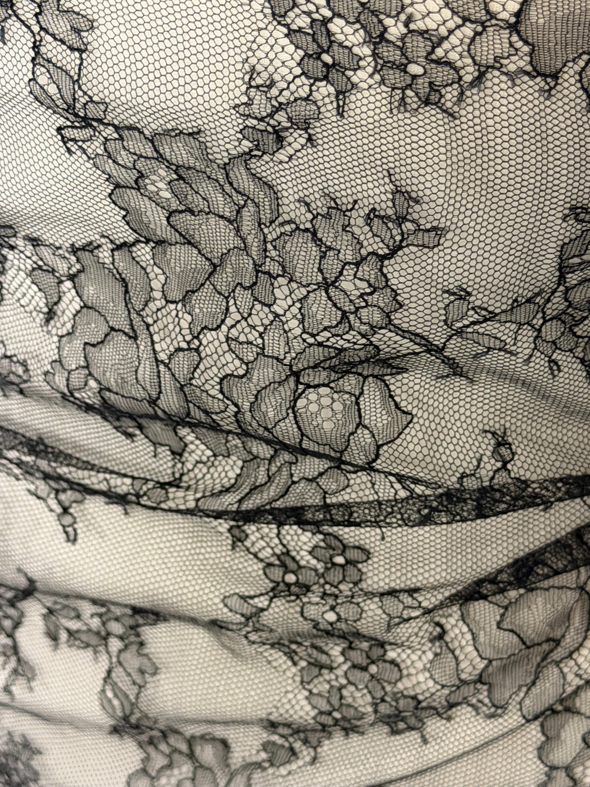 Dentelle Chantilly noire - P725