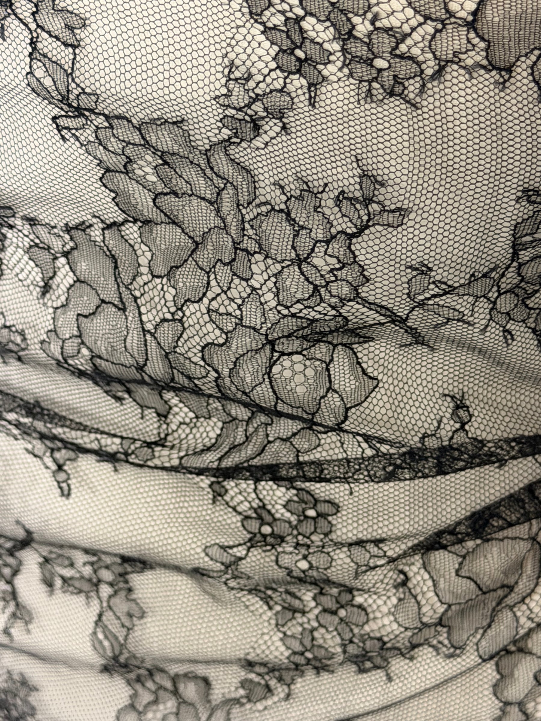 Dentelle Chantilly noire - P725