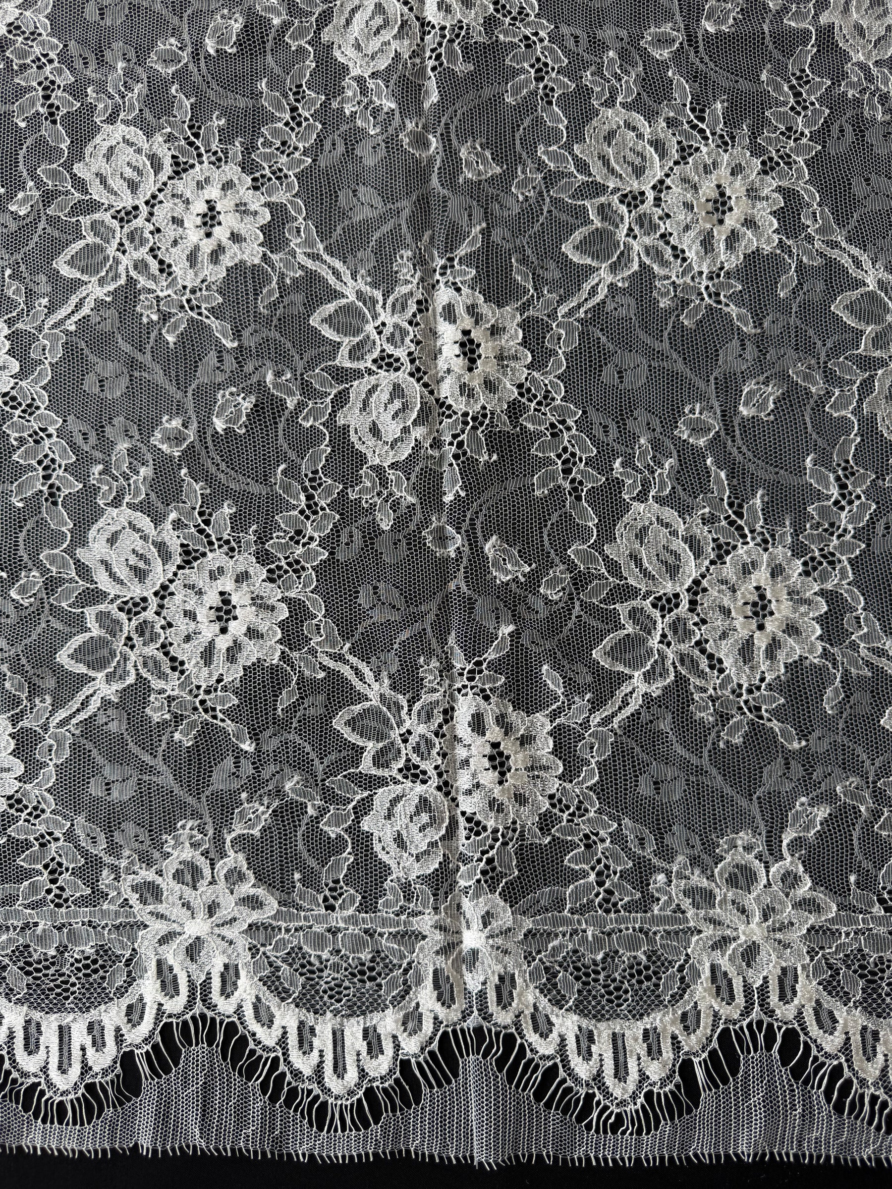 Dentelle Chantilly ivoire - P726