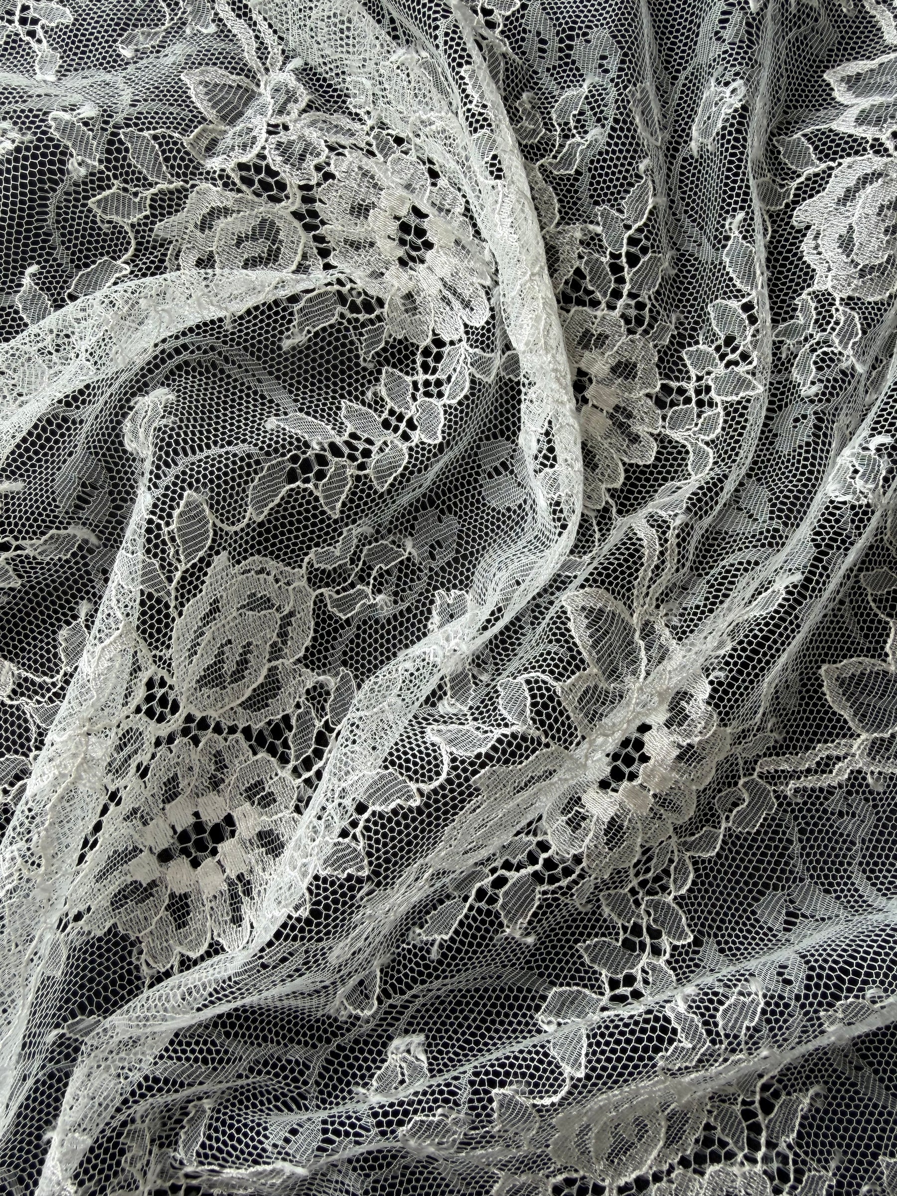 Dentelle Chantilly ivoire - P726