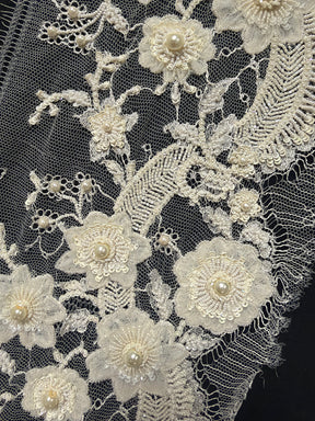 Garniture en dentelle 3D perlée et pailletée ivoire - T438