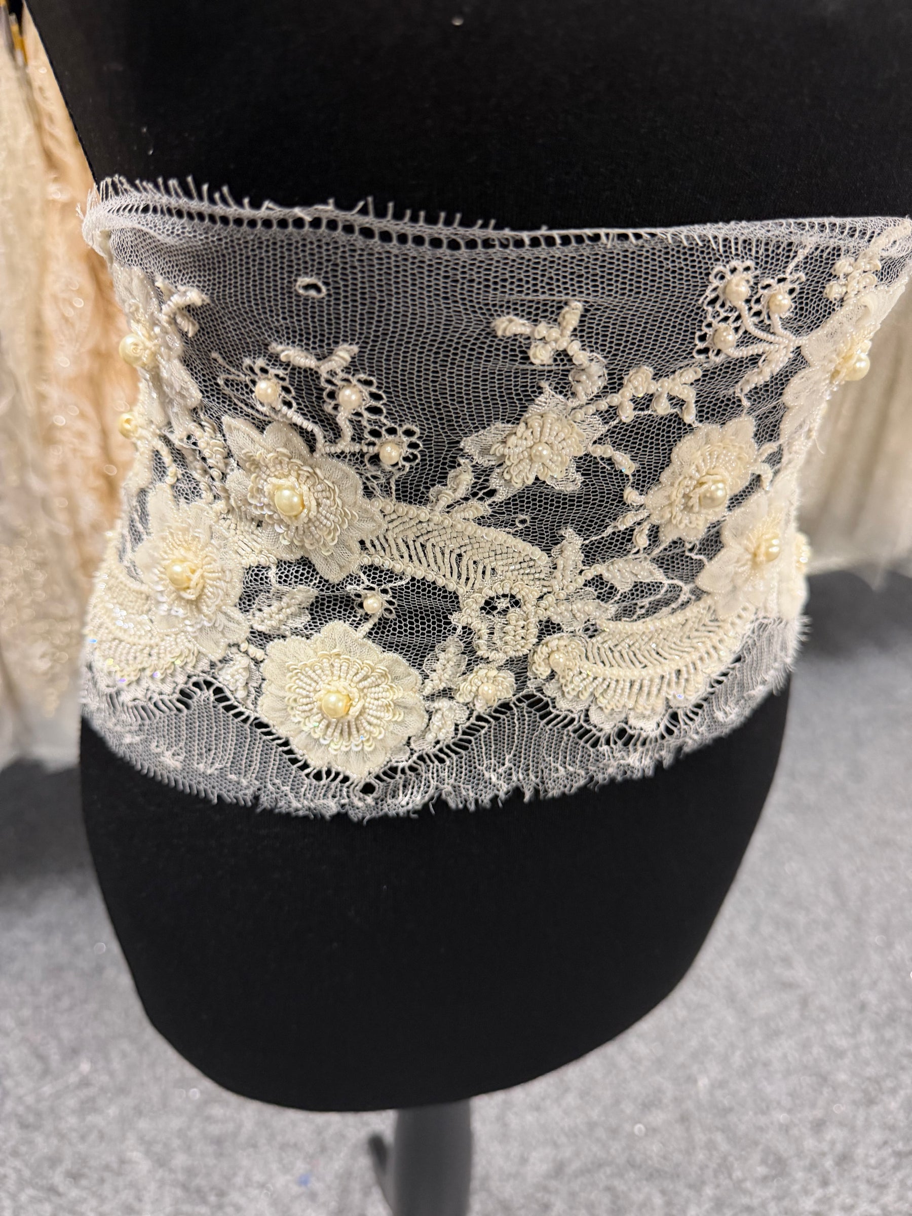 Garniture en dentelle 3D perlée et pailletée ivoire - T438