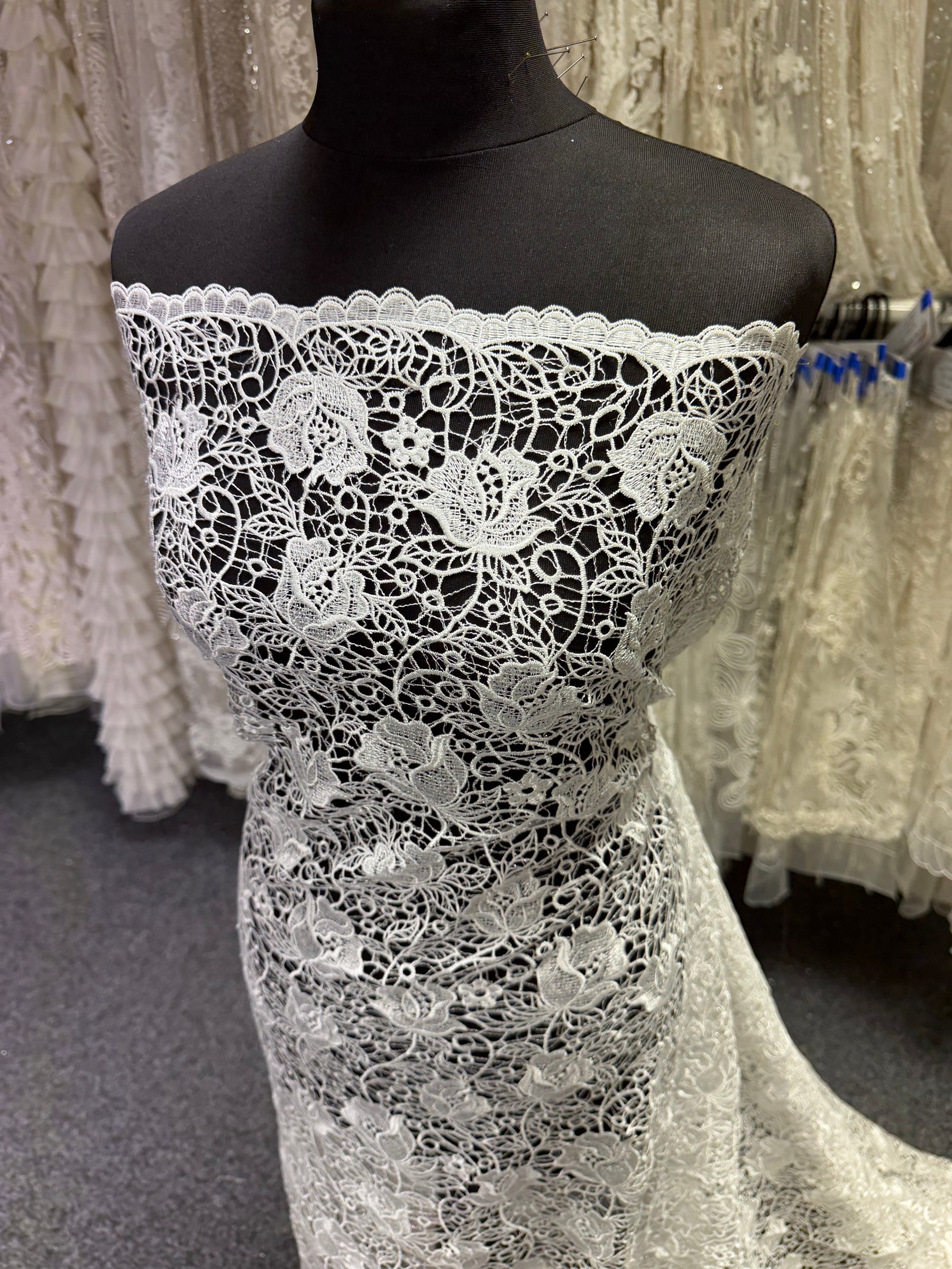 Ivory Guipure Lace - P357