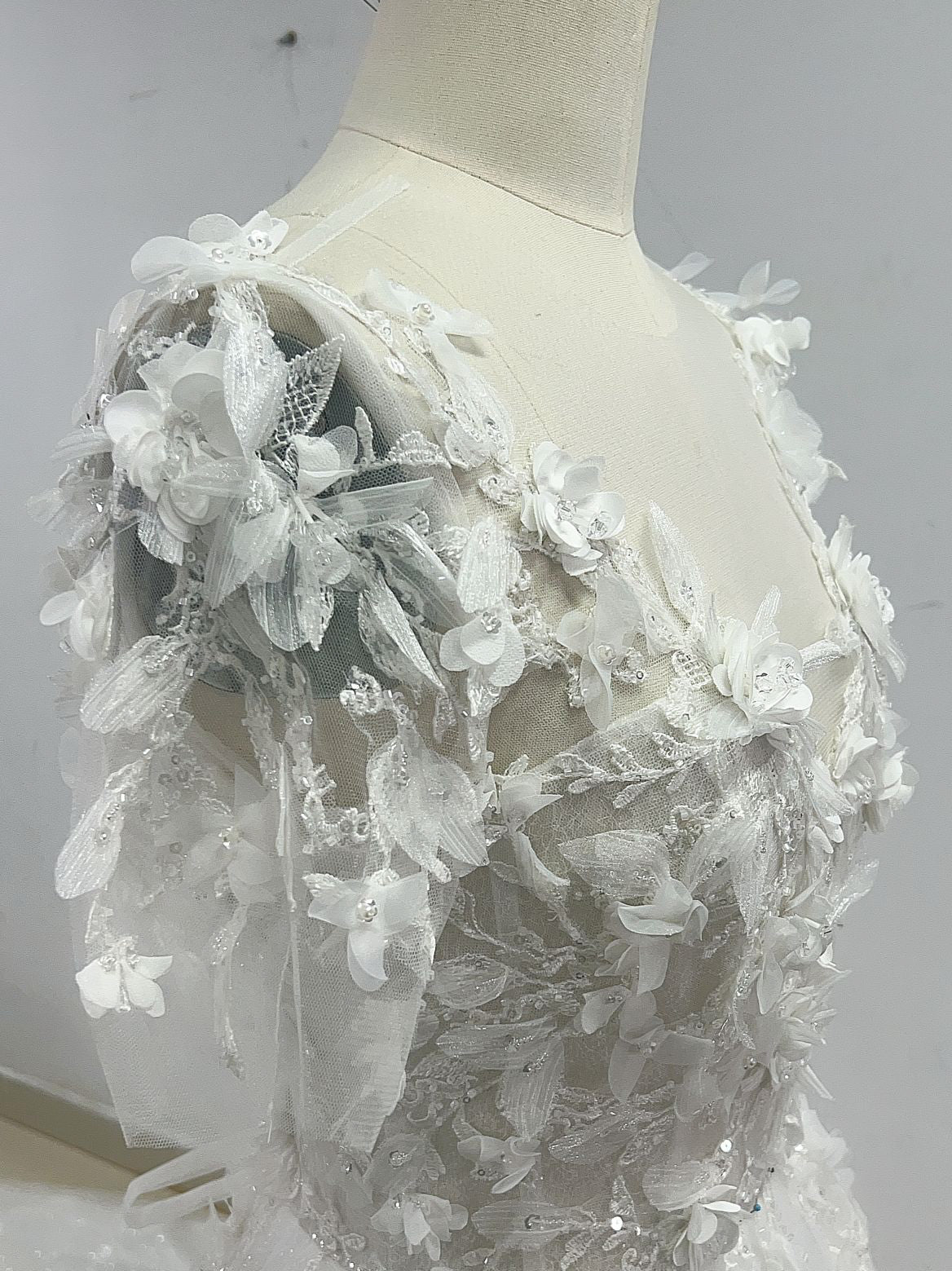 Dentelle florale 3D ivoire - Octobre