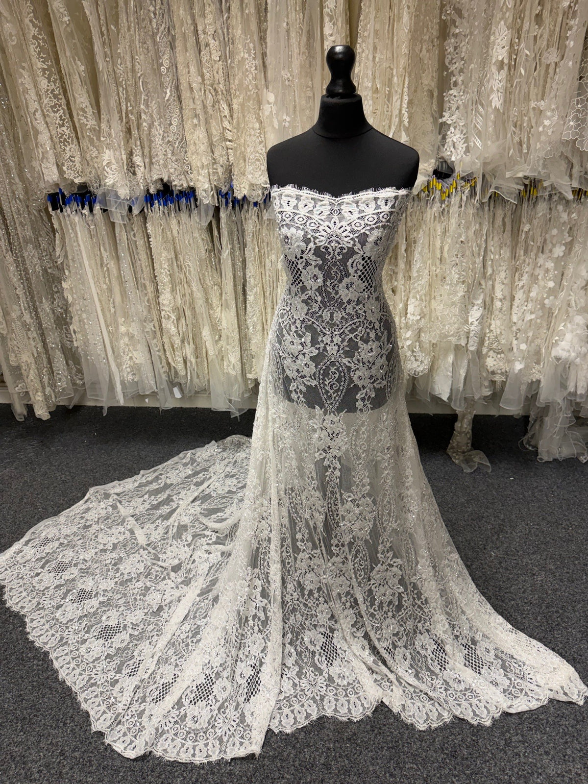 Dentelle Raschel perlée à la main ivoire - James