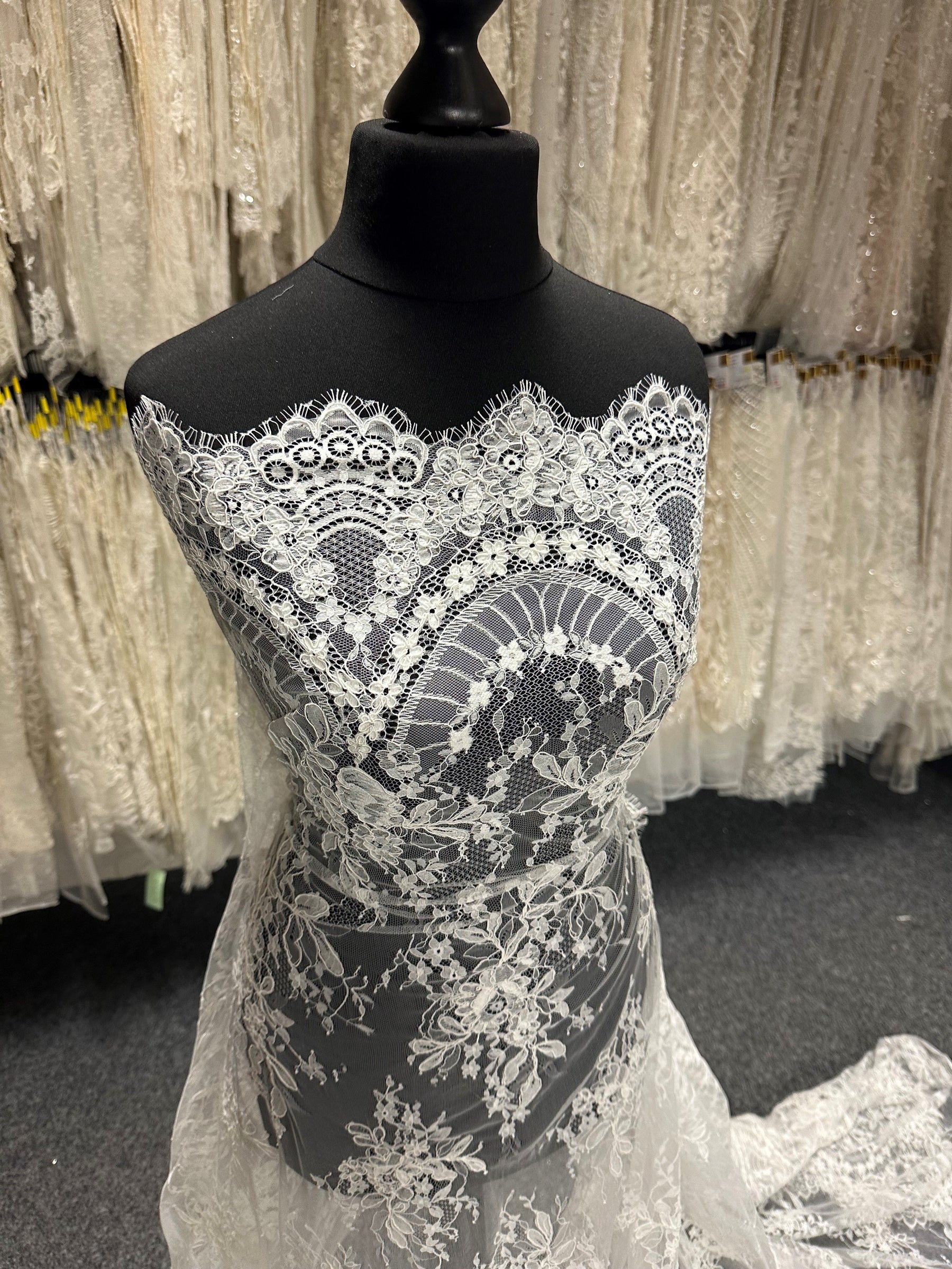 Dentelle Raschel ivoire à cordon - Jara