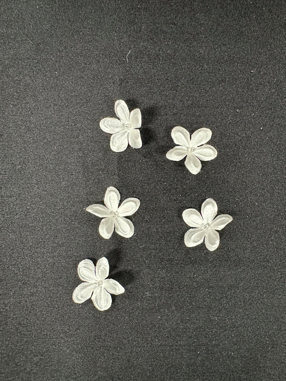 Fleurs en satin ivoire - M13 (Sachet de 144)