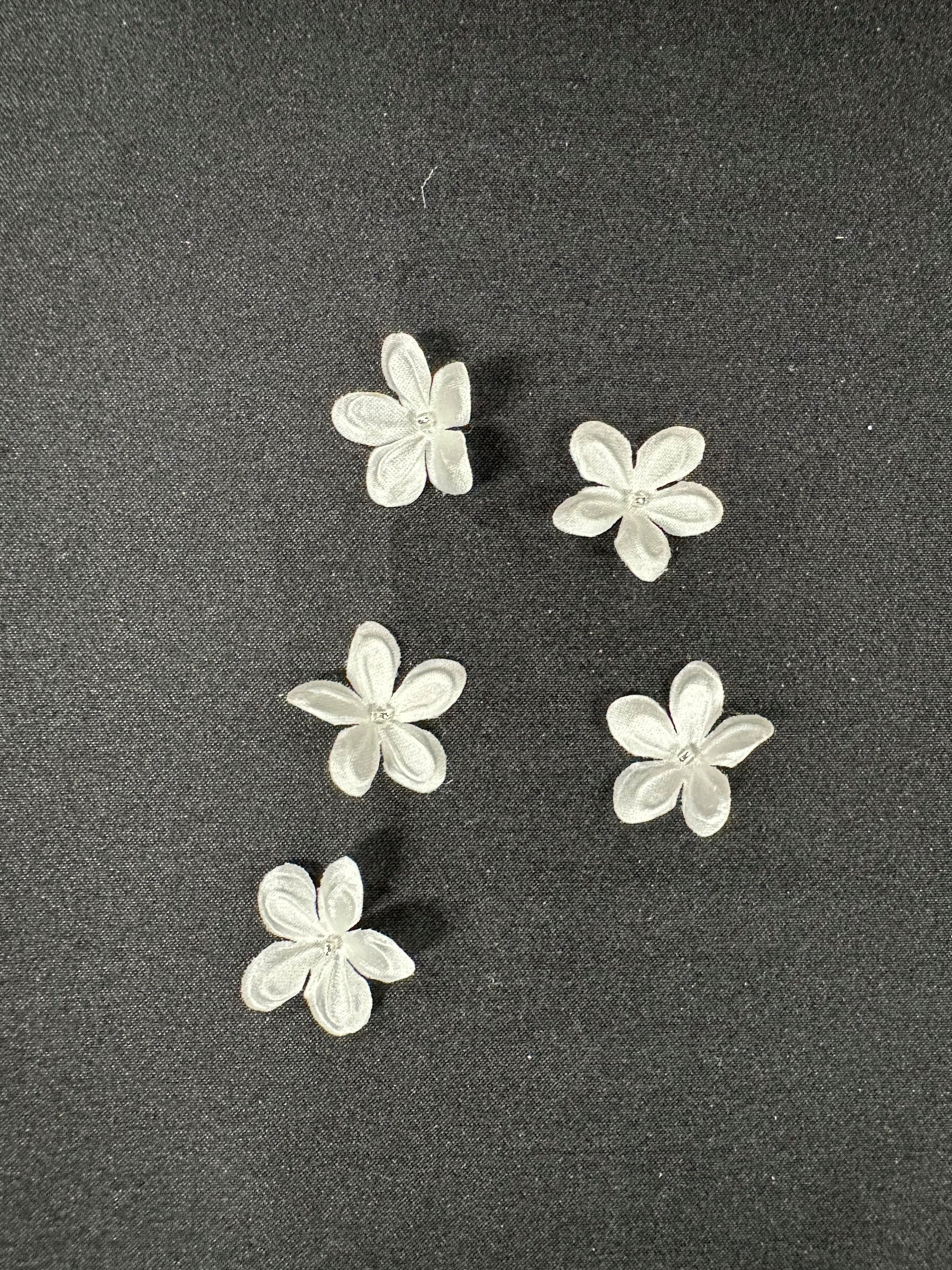 Fleurs en satin ivoire - M13 (Sachet de 144)