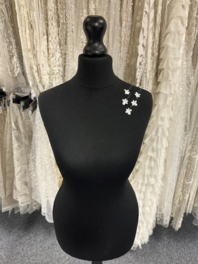 Fleur découpée au laser blanc hivernal - MM0028 (paquet de 144)