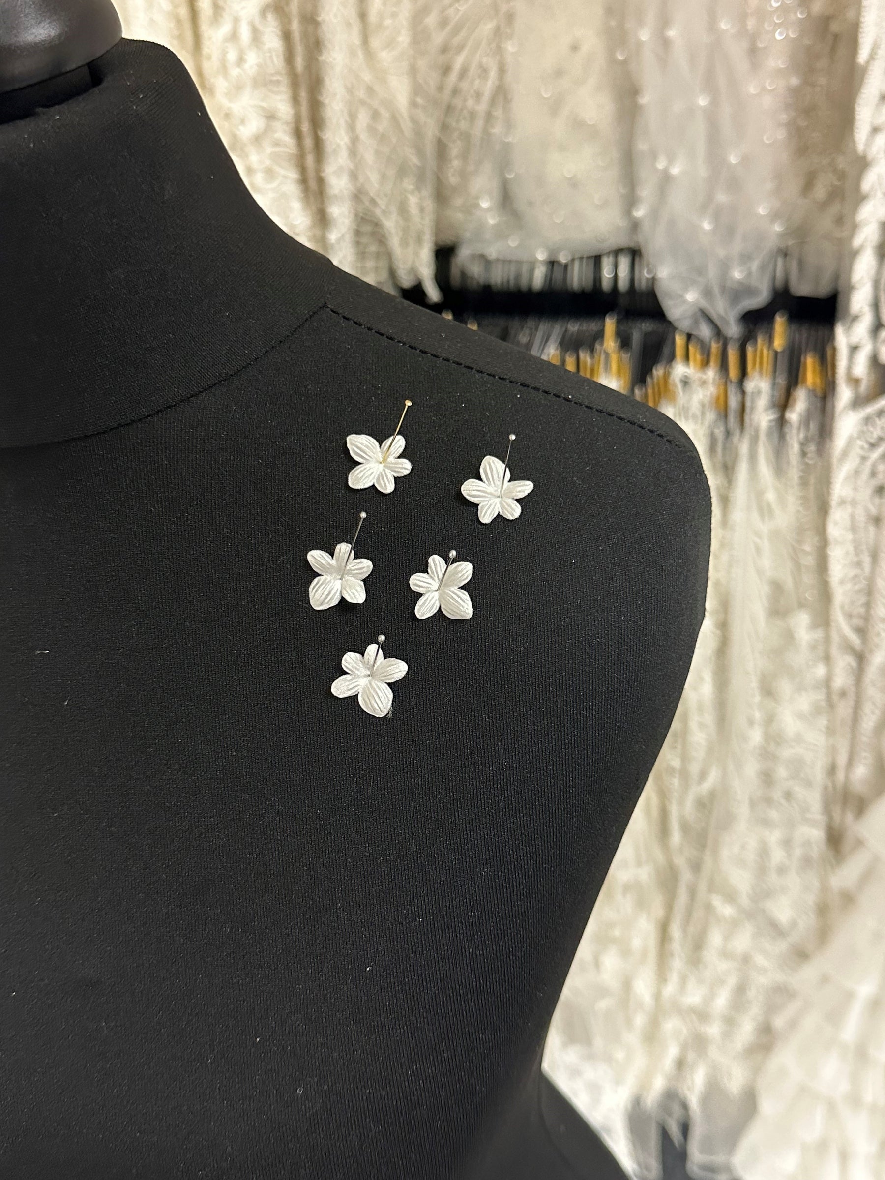 Fleur découpée au laser blanc hivernal - MM0028 (paquet de 144)