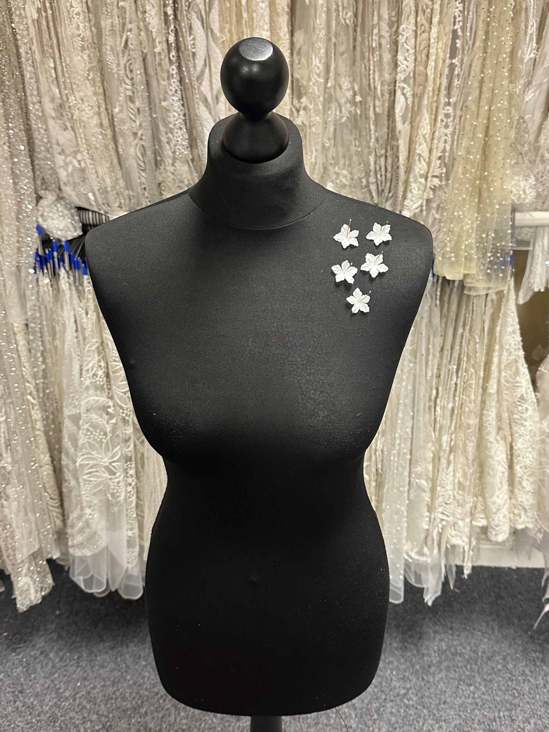 Pale Ivory Laser Cut Flower - MM0008 (pack of 144)