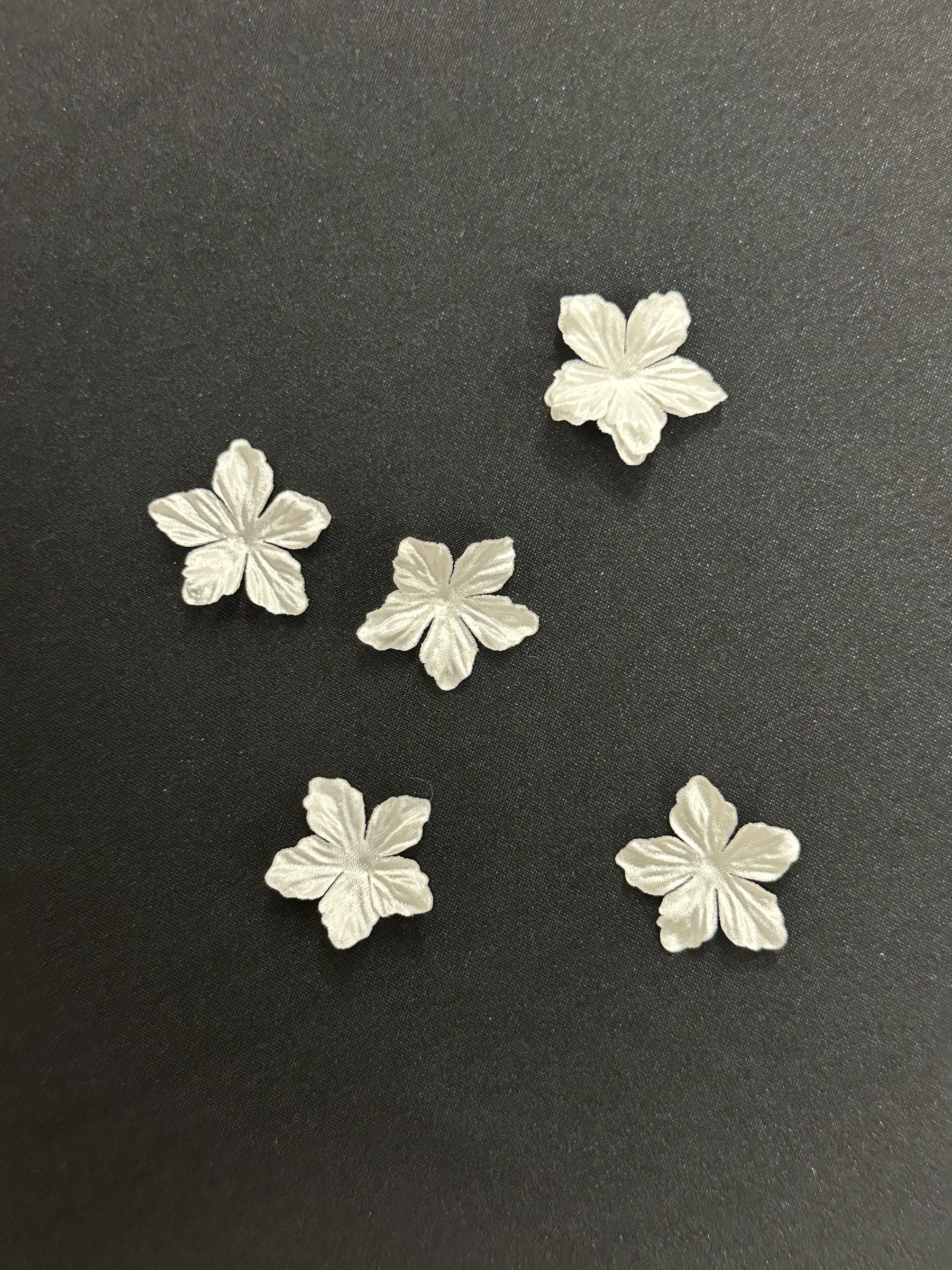 Pale Ivory Laser Cut Flower - MM0008 (pack of 144)