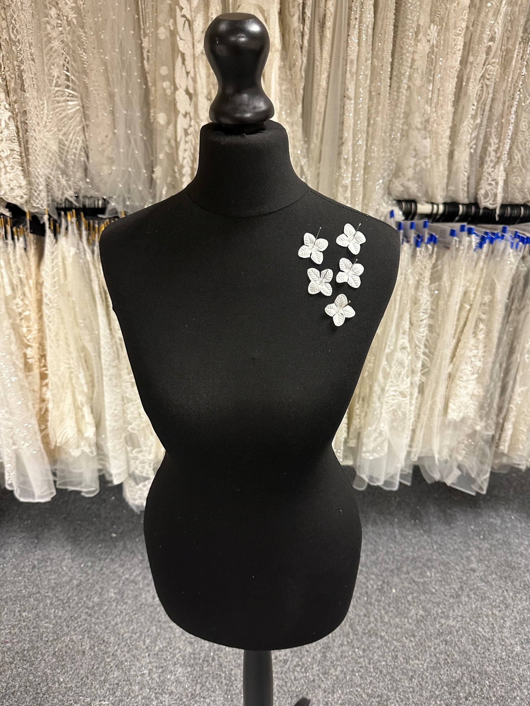 Ivory 4 Petal Flowers - MM005 (Bag of 144)