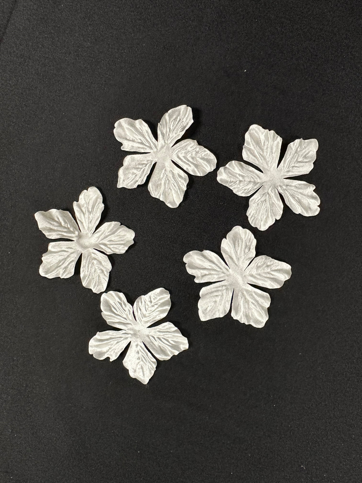 Fleurs en satin écologique ivoire - MM0037 (Sachet de 144)