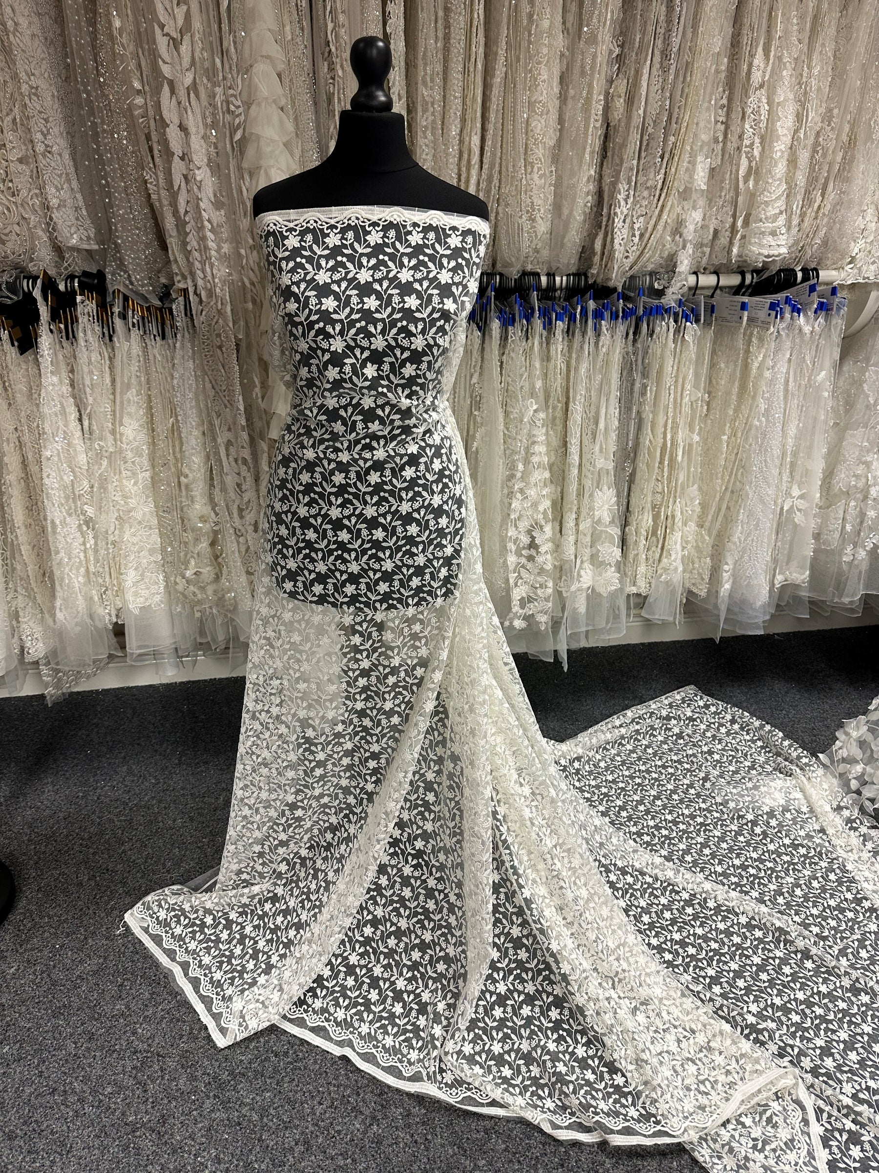 Dentelle florale brodée ivoire - Lizzy