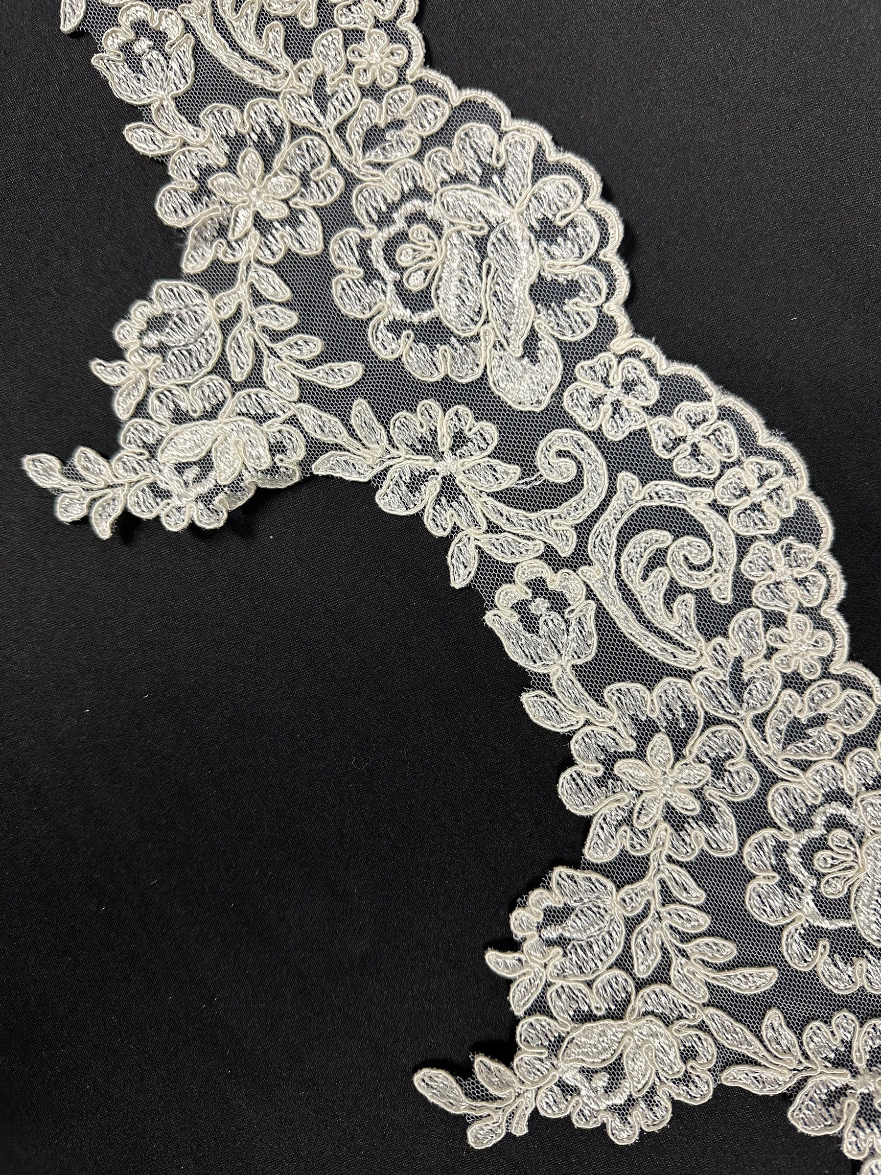 Bordure en dentelle blanche cordée - T226U