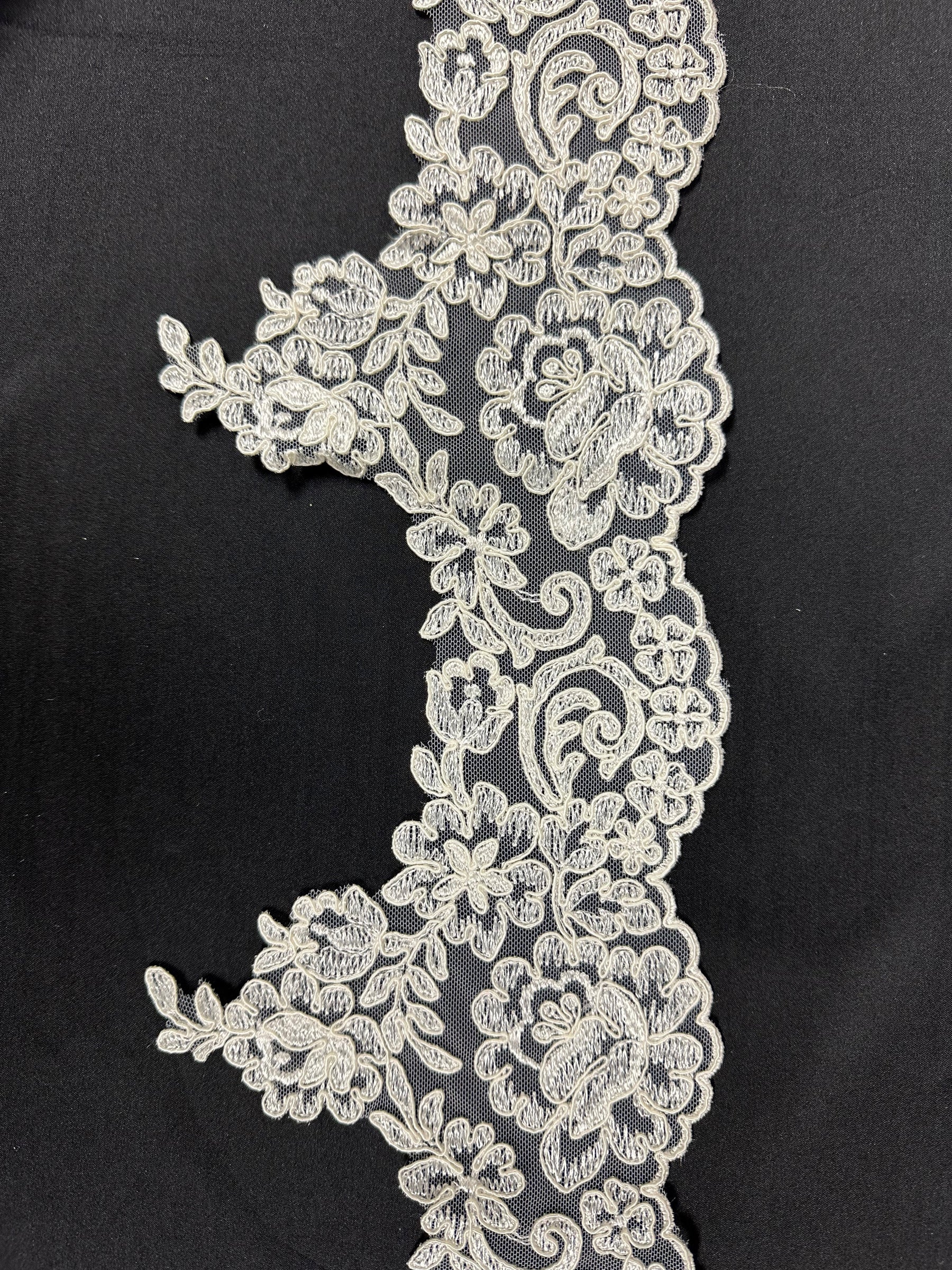 Bordure en dentelle blanche cordée - T226U