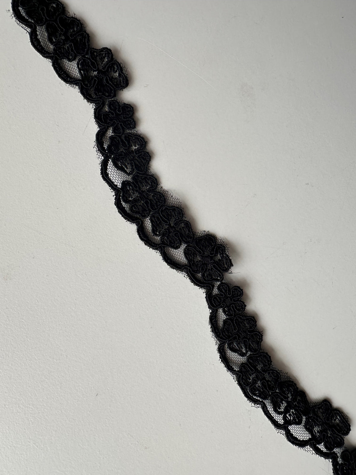 Bordure en dentelle noire cordée - T 457 Non perlée (CF)