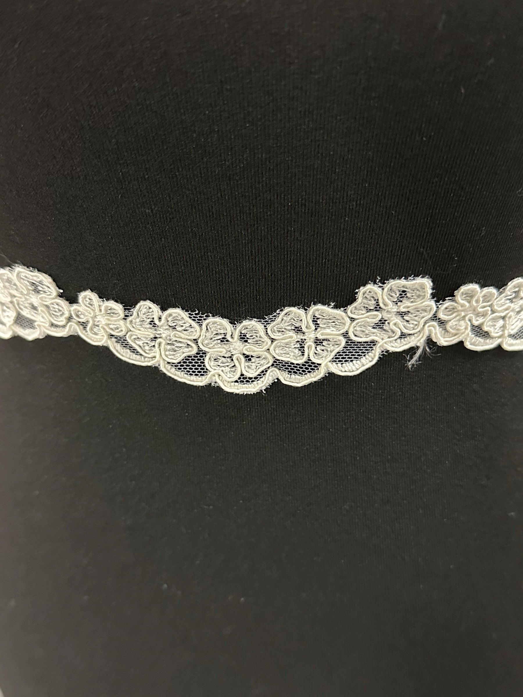 Bordure en dentelle cordée ivoire - T 457 Non perlée (CF)