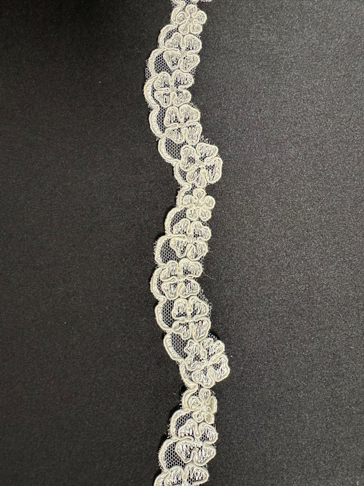 Bordure en dentelle cordée ivoire - T 457 Non perlée (CF)