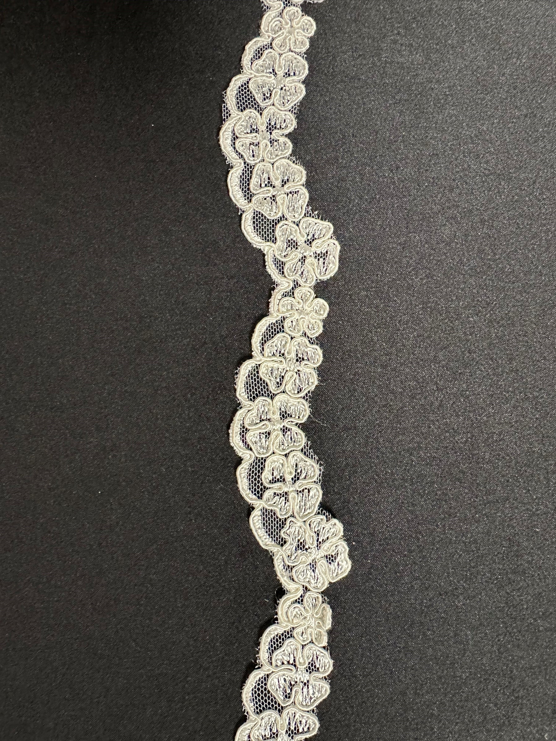 Bordure en dentelle cordée ivoire - T 457 Non perlée (CF)