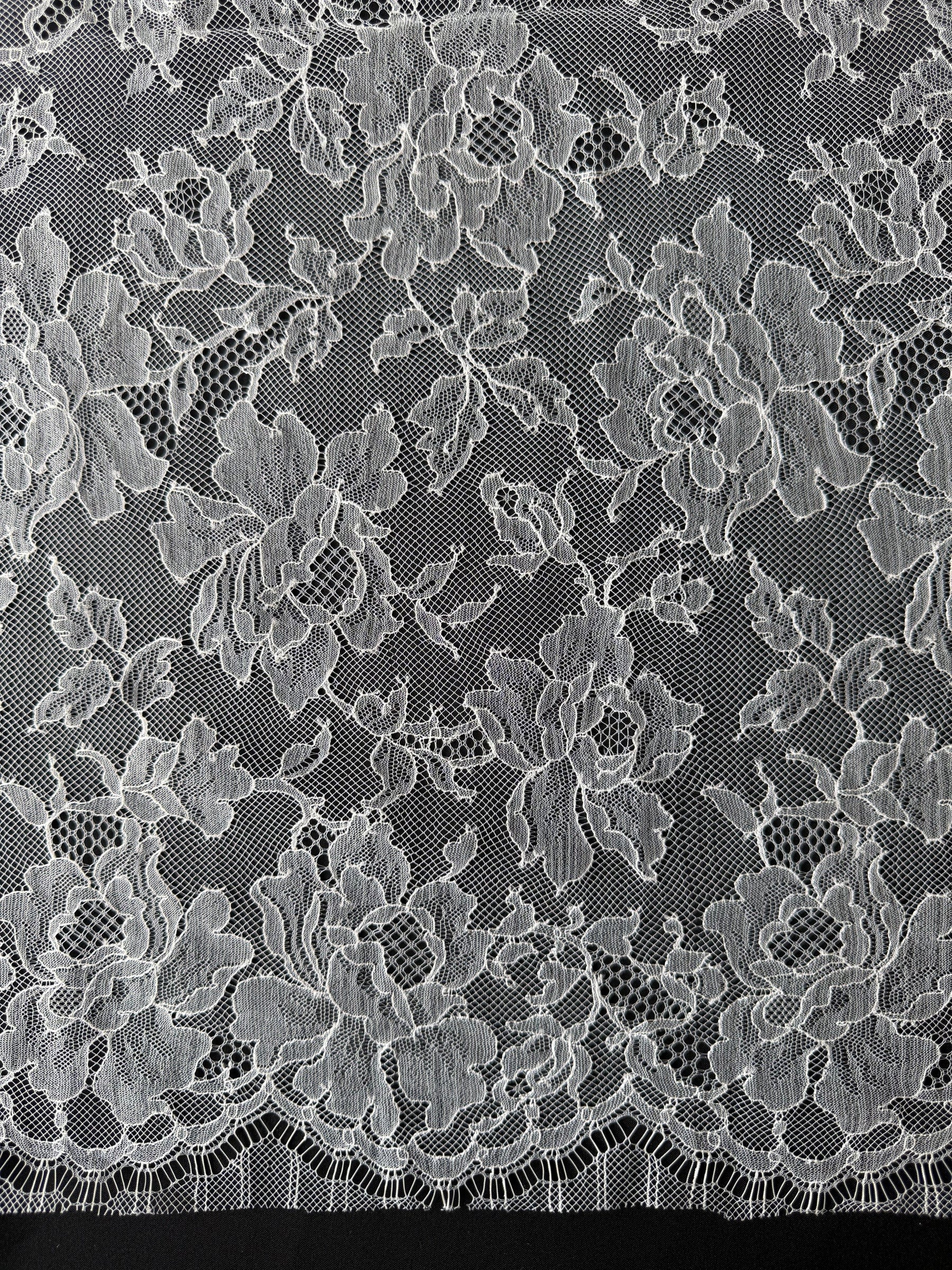 Dentelle Chantilly Ivoire - P177