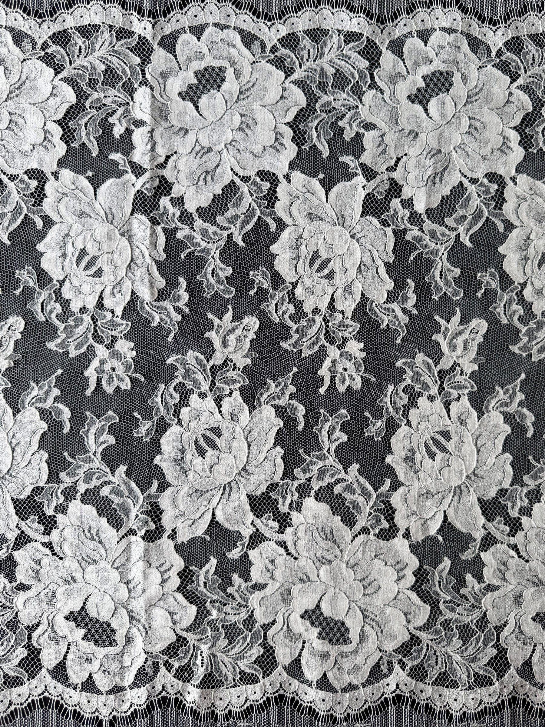 Dentelle de Chantilly ivoire - P180