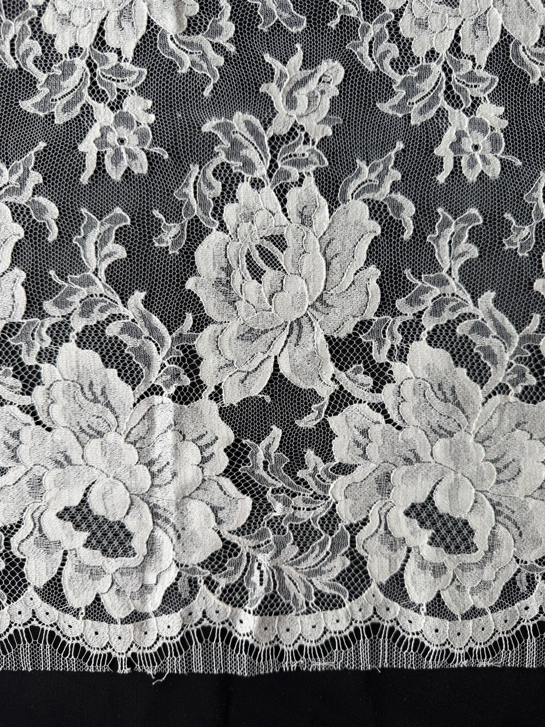 Dentelle de Chantilly ivoire - P180