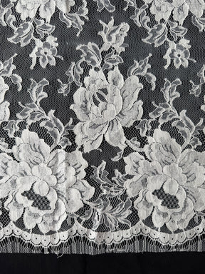 Dentelle de Chantilly ivoire - P180