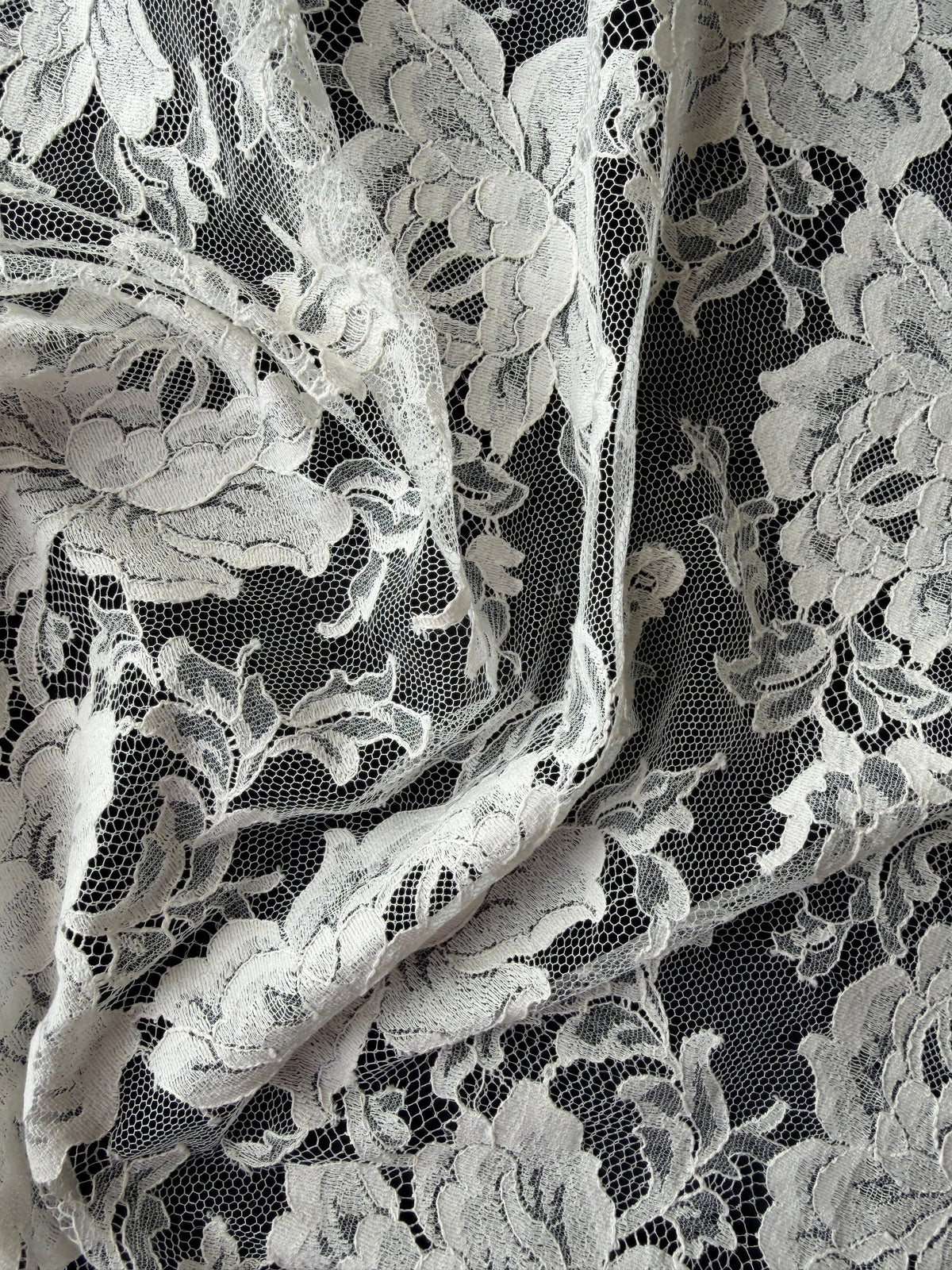 Dentelle de Chantilly ivoire - P180