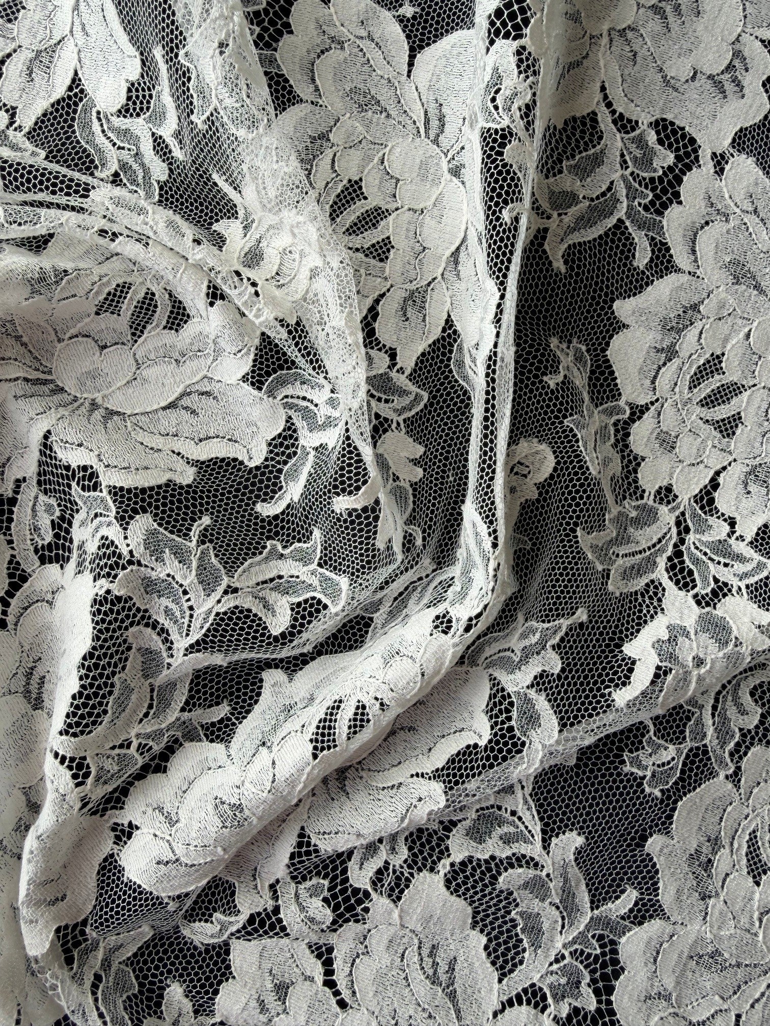 Dentelle de Chantilly ivoire - P180