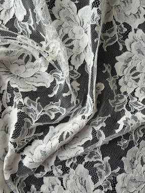 Dentelle de Chantilly ivoire - P180
