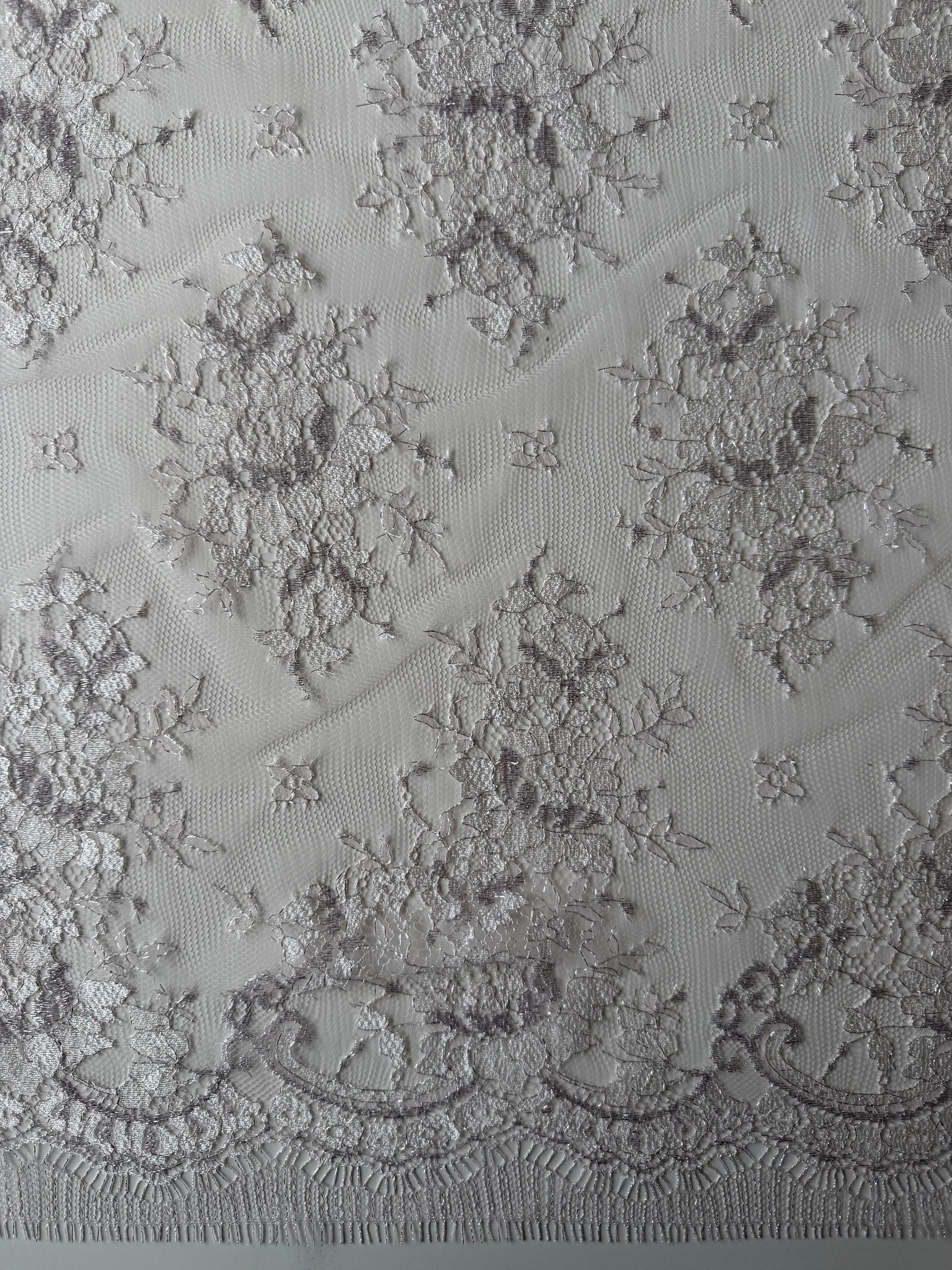 Dentelle de Chantilly Rose Poudré et Argentée - P186