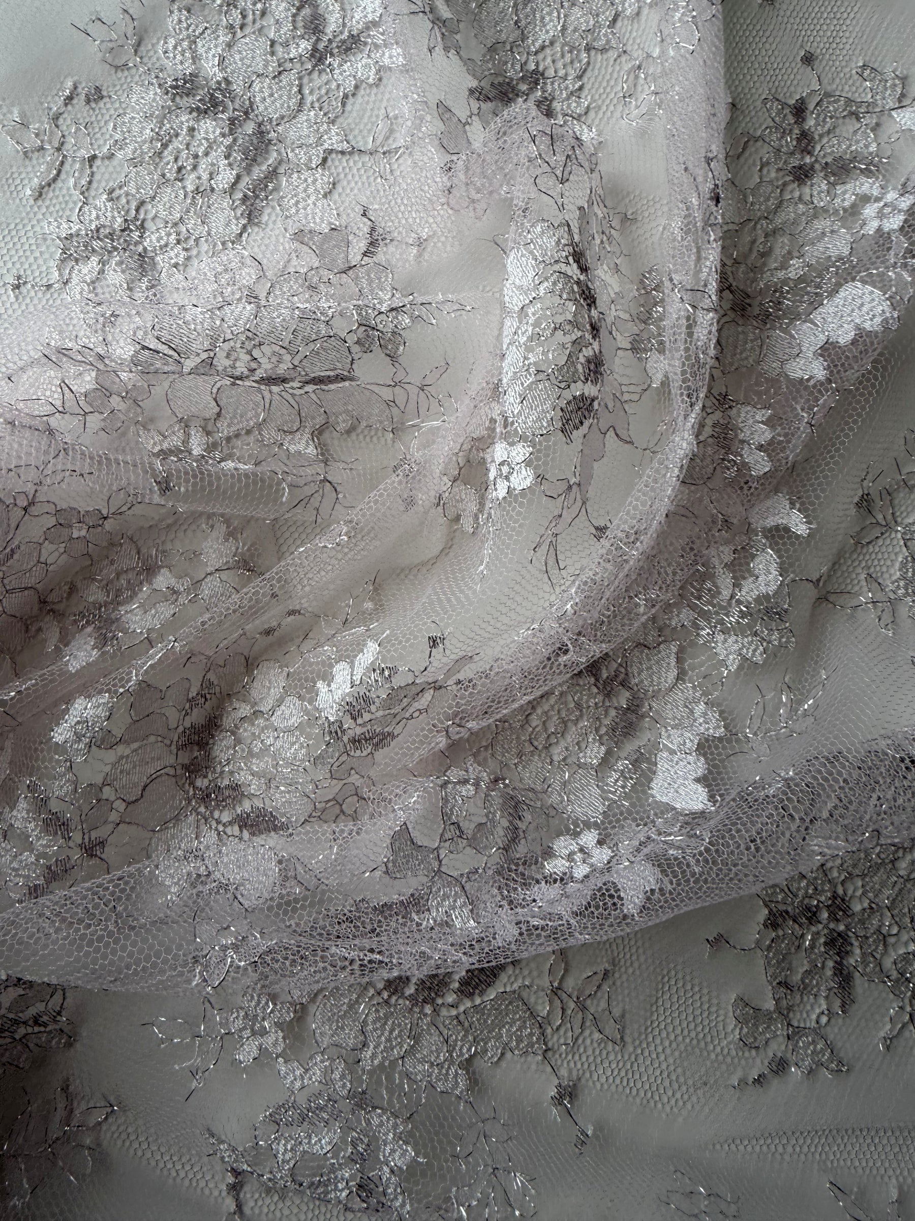 Dentelle de Chantilly Rose Poudré et Argentée - P186
