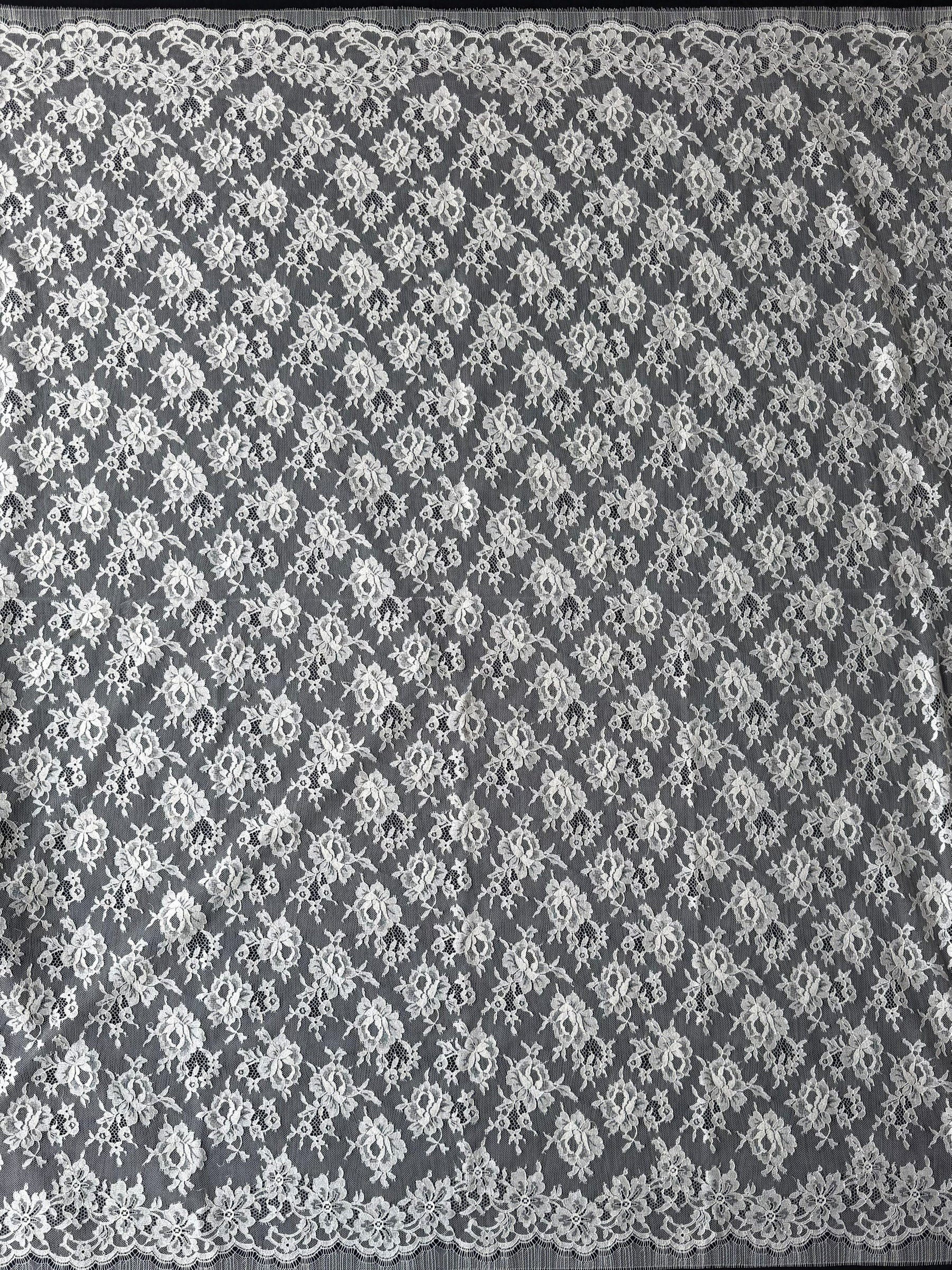Dentelle Chantilly ivoire - P204