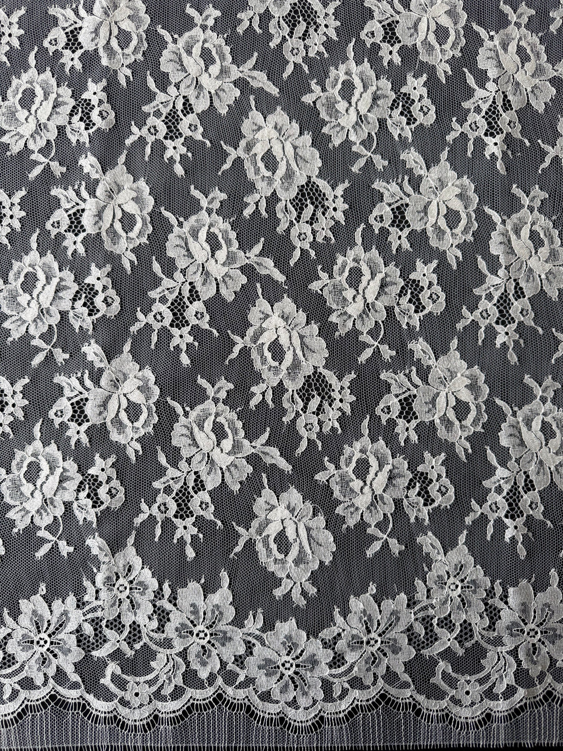 Dentelle Chantilly ivoire - P204