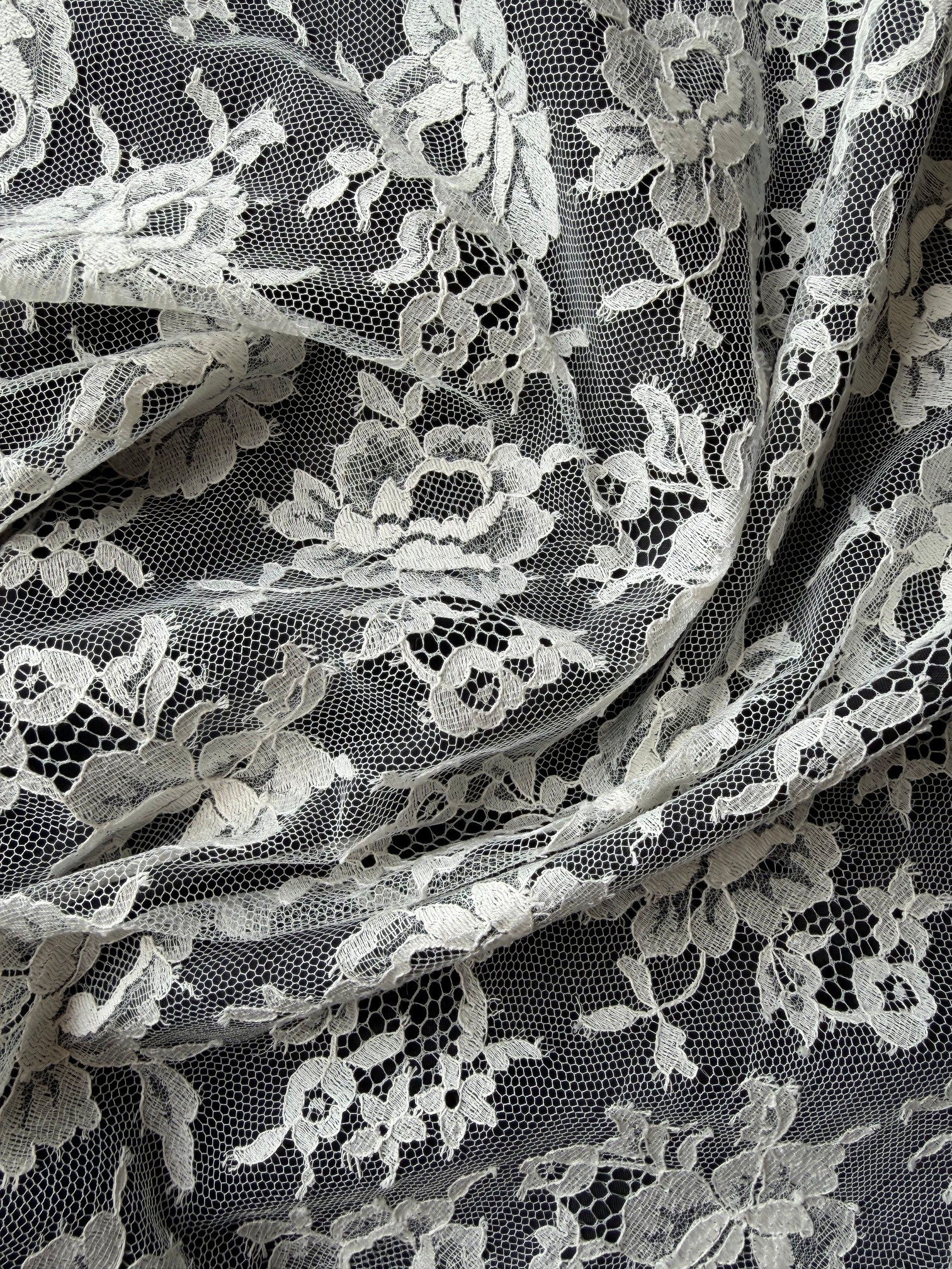 Dentelle Chantilly ivoire - P204