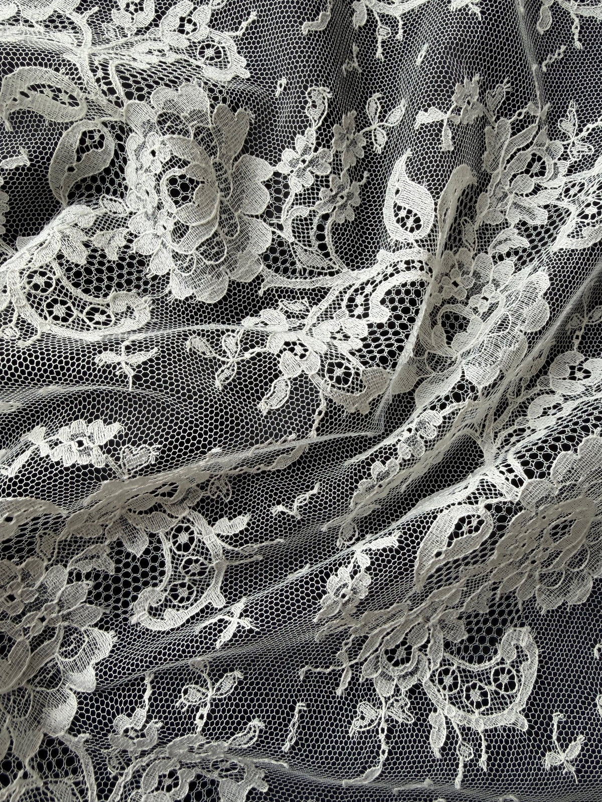 Dentelle Chantilly ivoire - P205