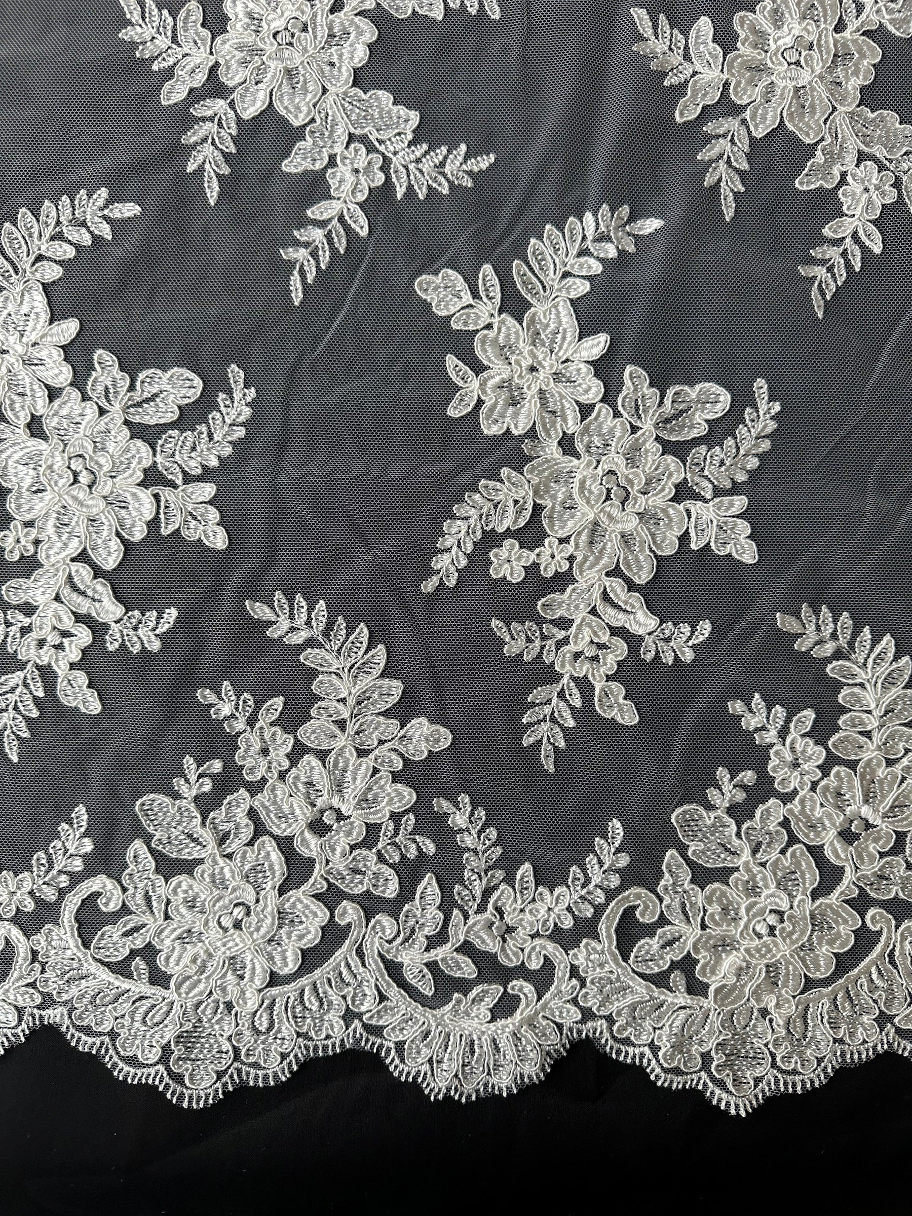 Dentelle brodée ivoire à cordon - P233