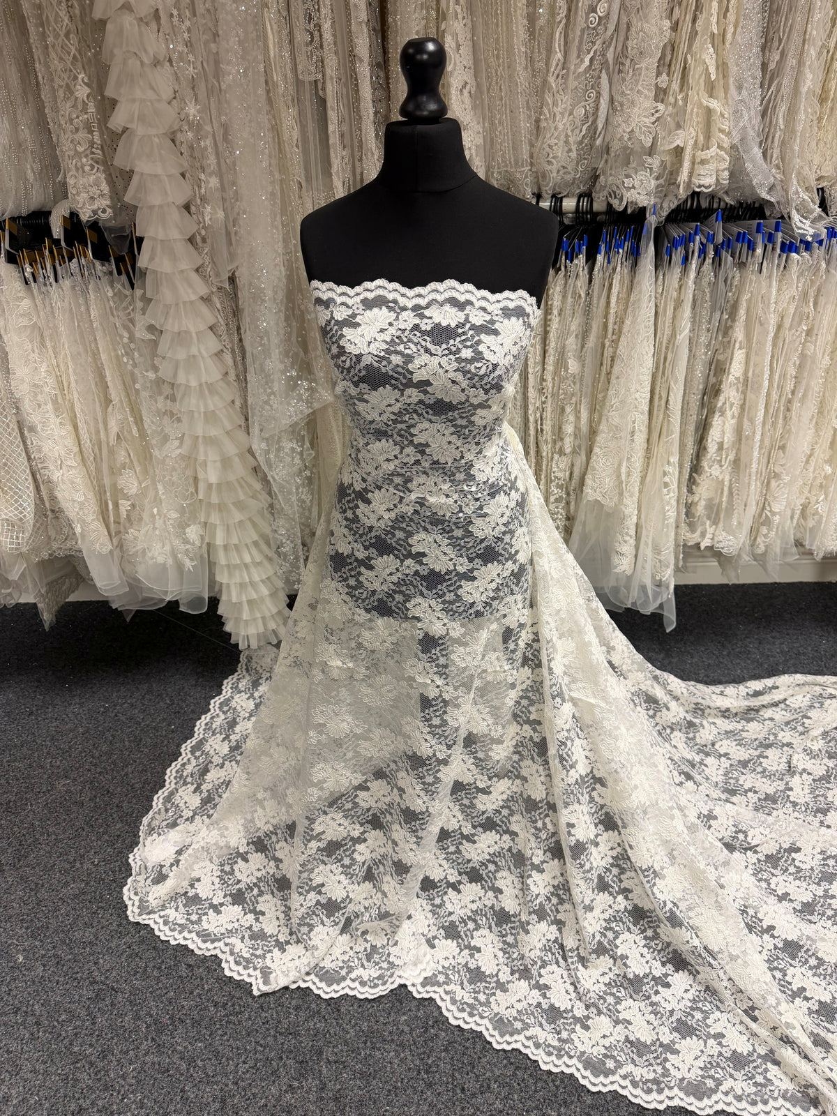 Dentelle de mariage ivoire pâle à cordon - P379