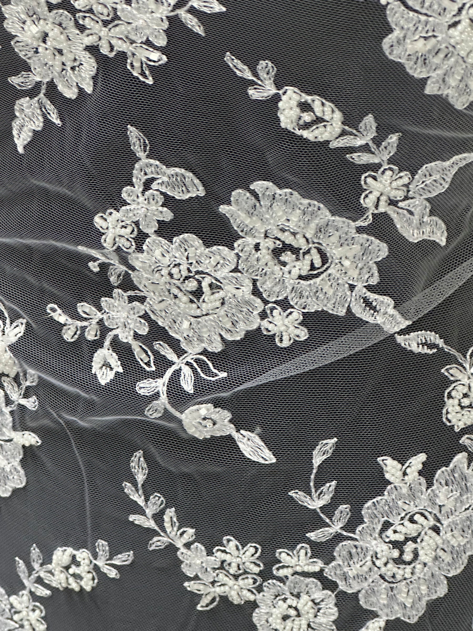 Dentelle blanche perlée - P483