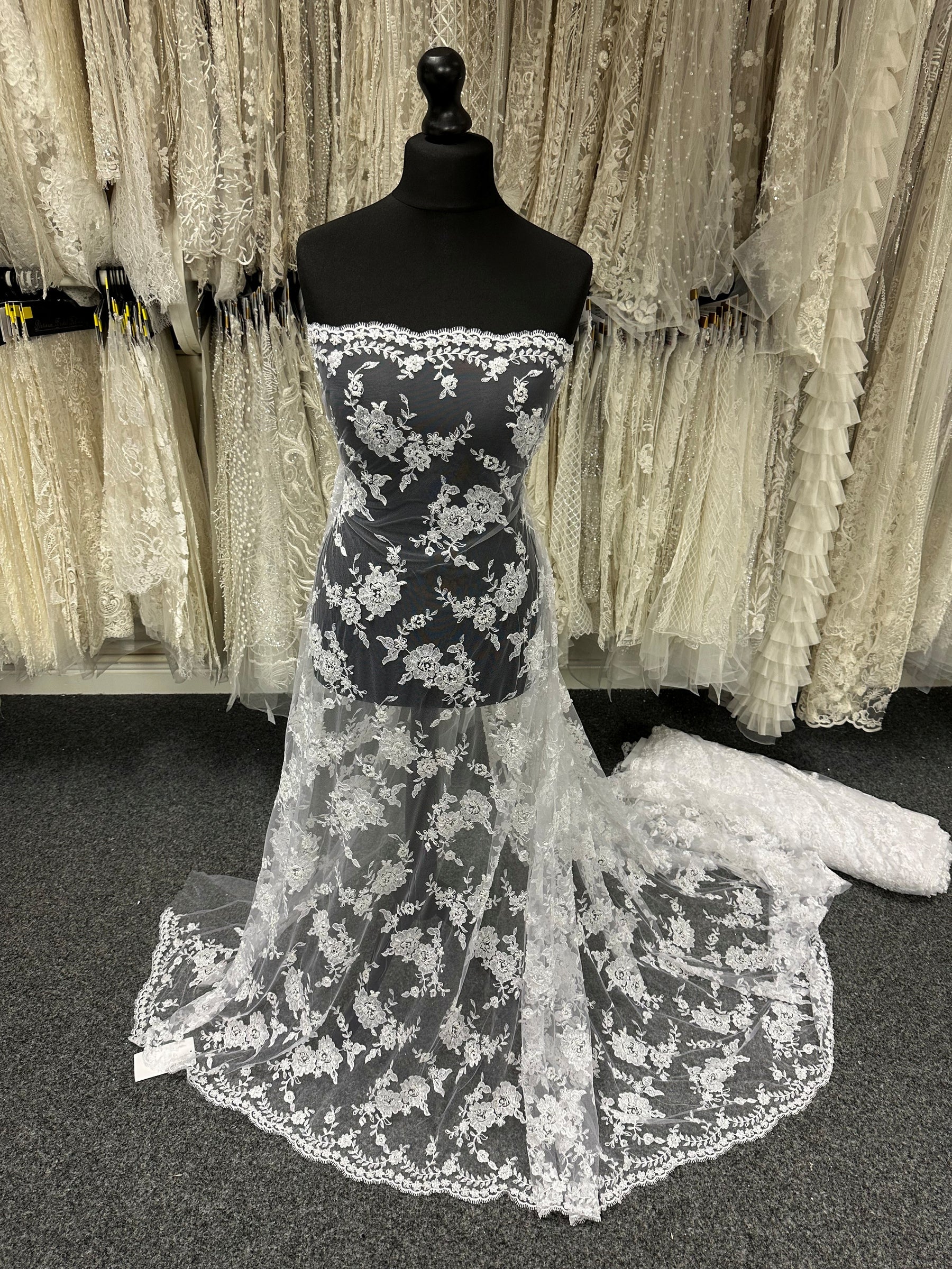 Dentelle blanche perlée - P483