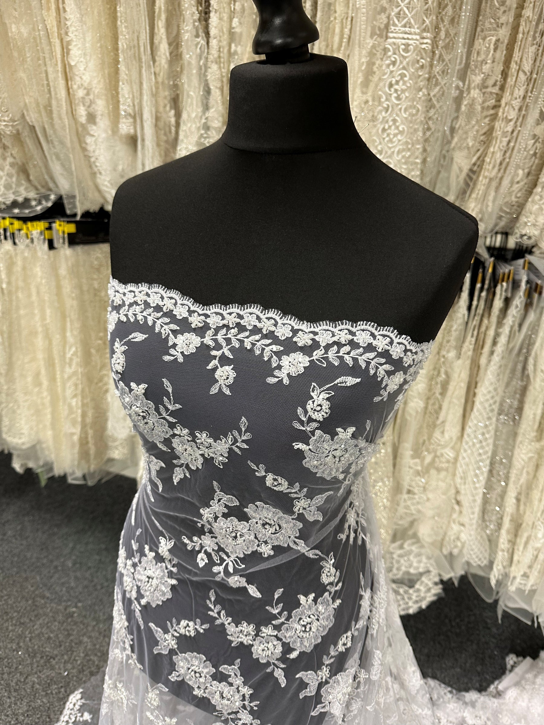Dentelle blanche perlée - P483