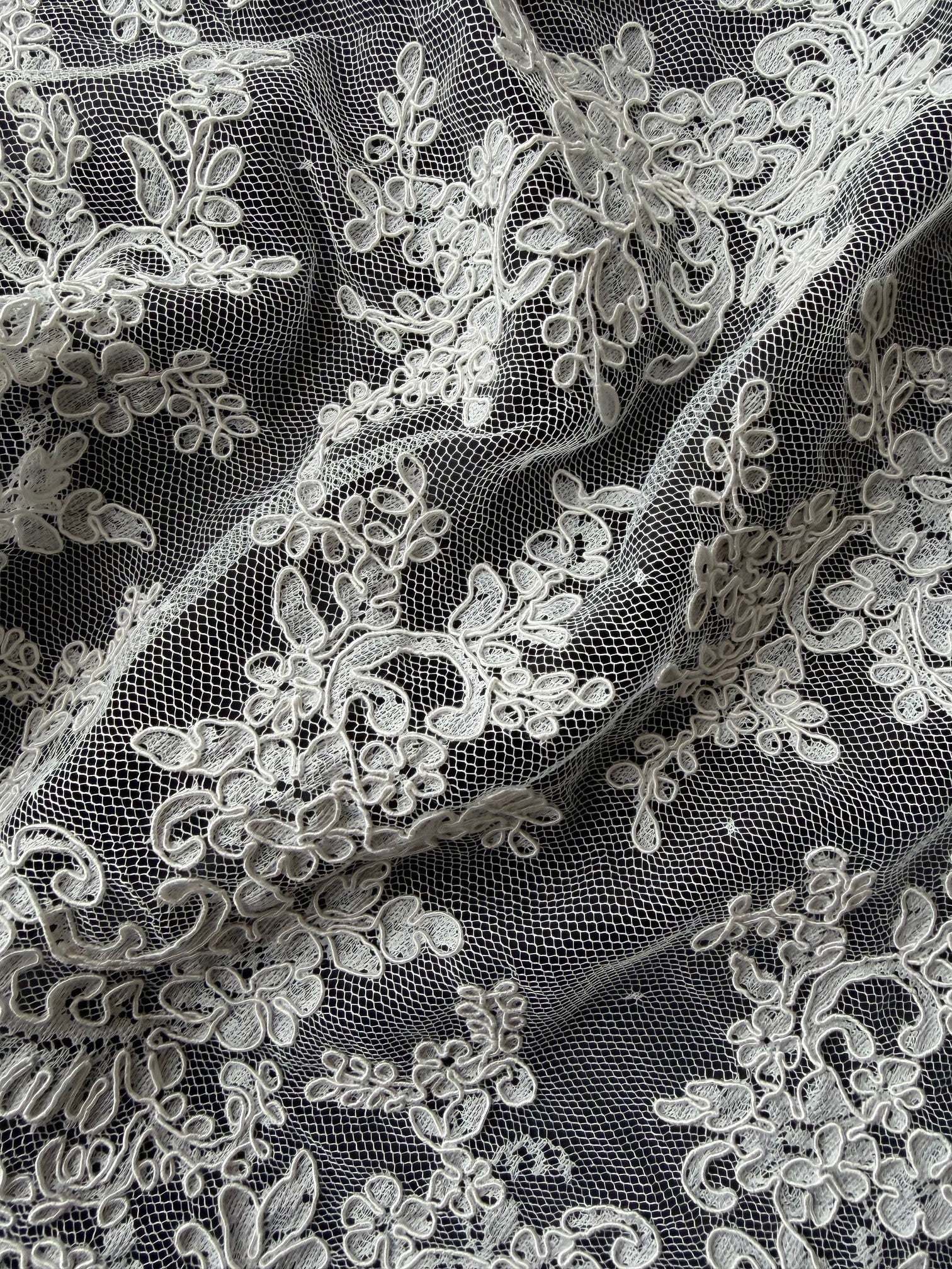 Dentelle cordée ivoire - P637